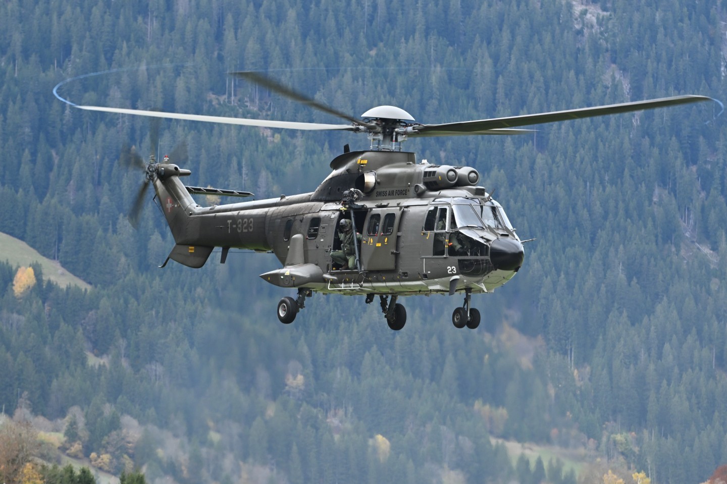 ...ce Super Puma T-323 des Forces Aériennes Suisse lors d'un exercice à Sankt-Stephan dans le canton de Bern en suisse est particulier et rare pour ce type d'hélicoptères avec un treuil, et le Loadmaster pour scruter et assister les pilotes à son atterrissage