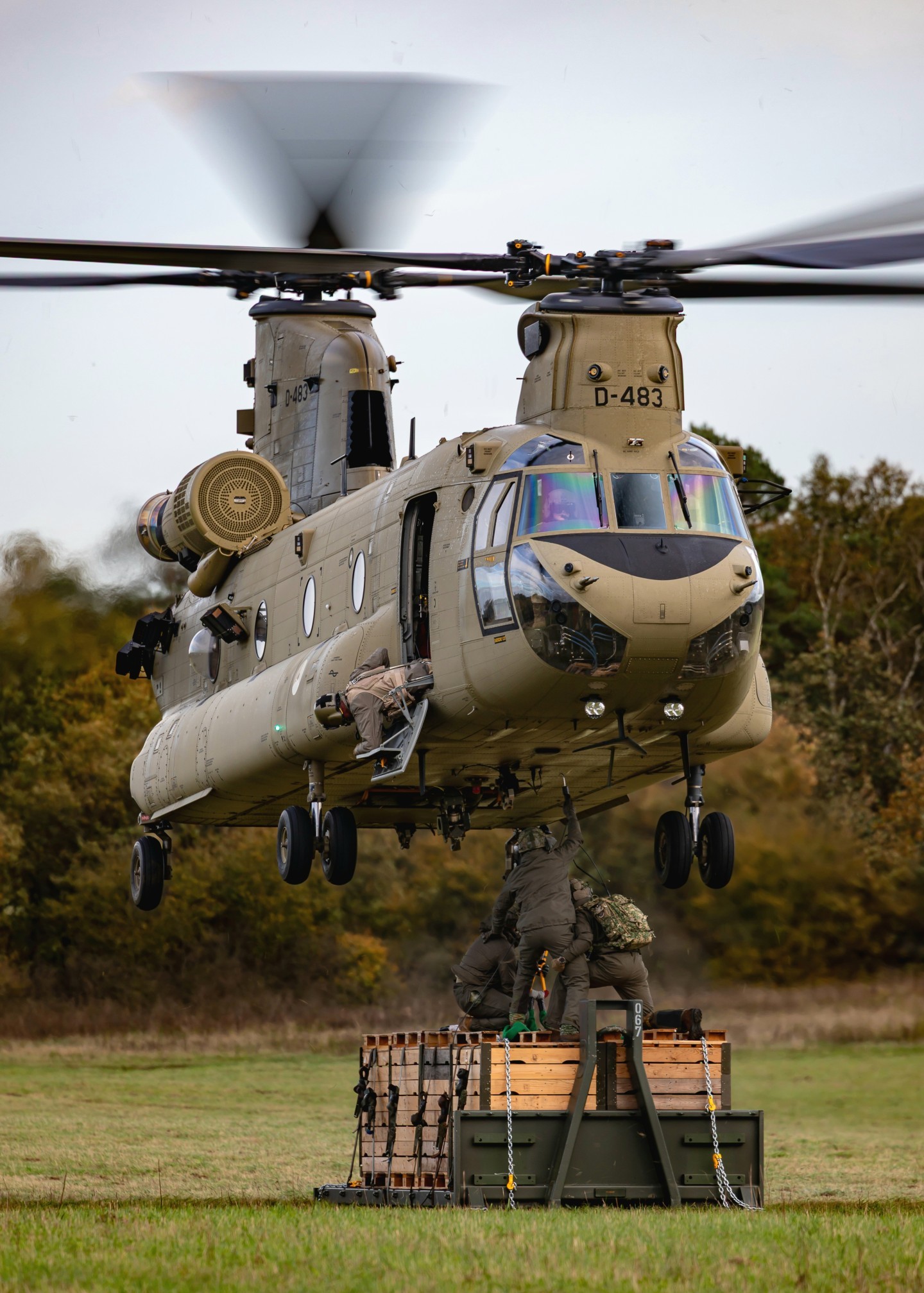 The "D483" Chinook From the Dutch Royal Airforce flying by 298 Squadron Based on Gilze-Rije Airbase during a Slingery (Flattrack)exercise in cooperation 11 Bevoorradings Compagnie (Suplycoy) 11 Luchtmobiele Brigade)