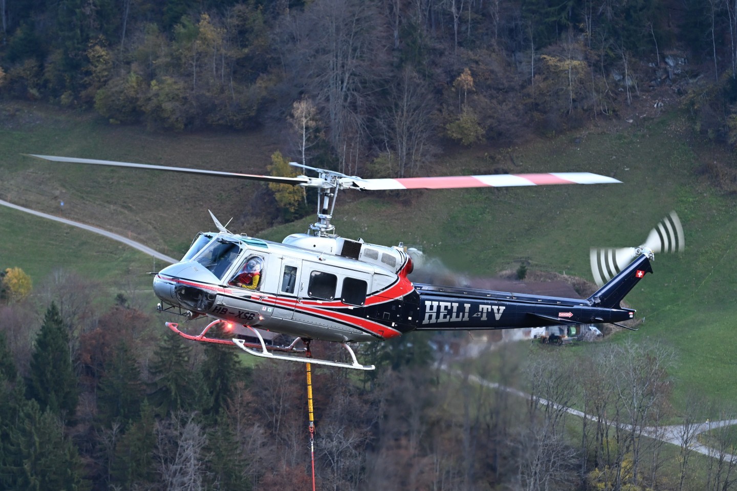 le 2e des deux Bell205A-1 ++ le HB-XSB de la compagnie d'hélicoptères basée à Lodrino dans le canton du Tessin en Suisse effectué du débardage de bois le 7 novembre dans le canton du Valais en Suisse et plus précisément à Val d'Illiez. C'est toujours très intéressant de photographier cet hélicoptère en vol et si caractéristique par ses deux larges pales.