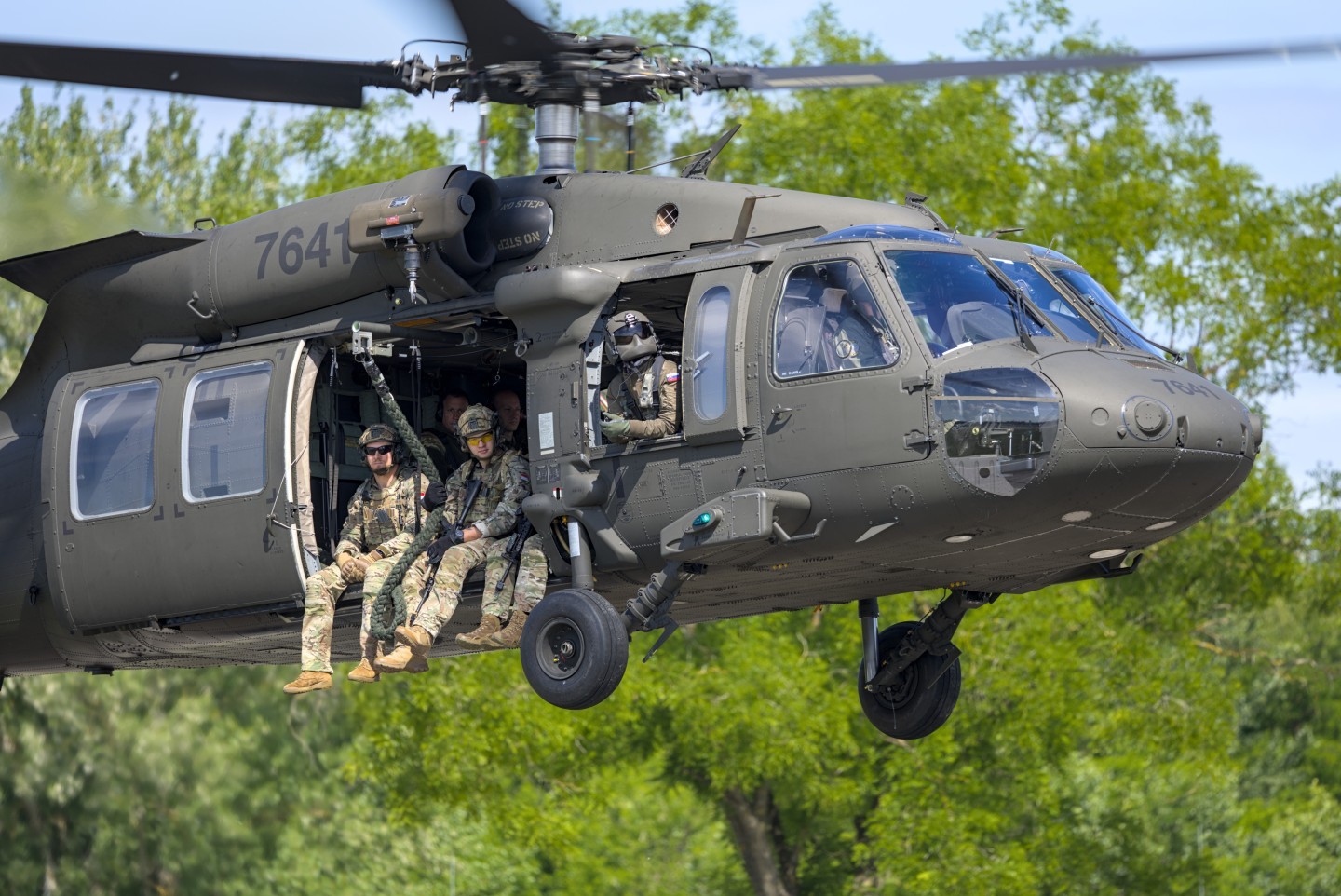 20250528 Slovenian Blackhawk helicopter at a Papa AB (Hungary) during the MHTC helicopter exercise FireBlade with Hungarian soldiers taking off for a fastrope exercise on the base