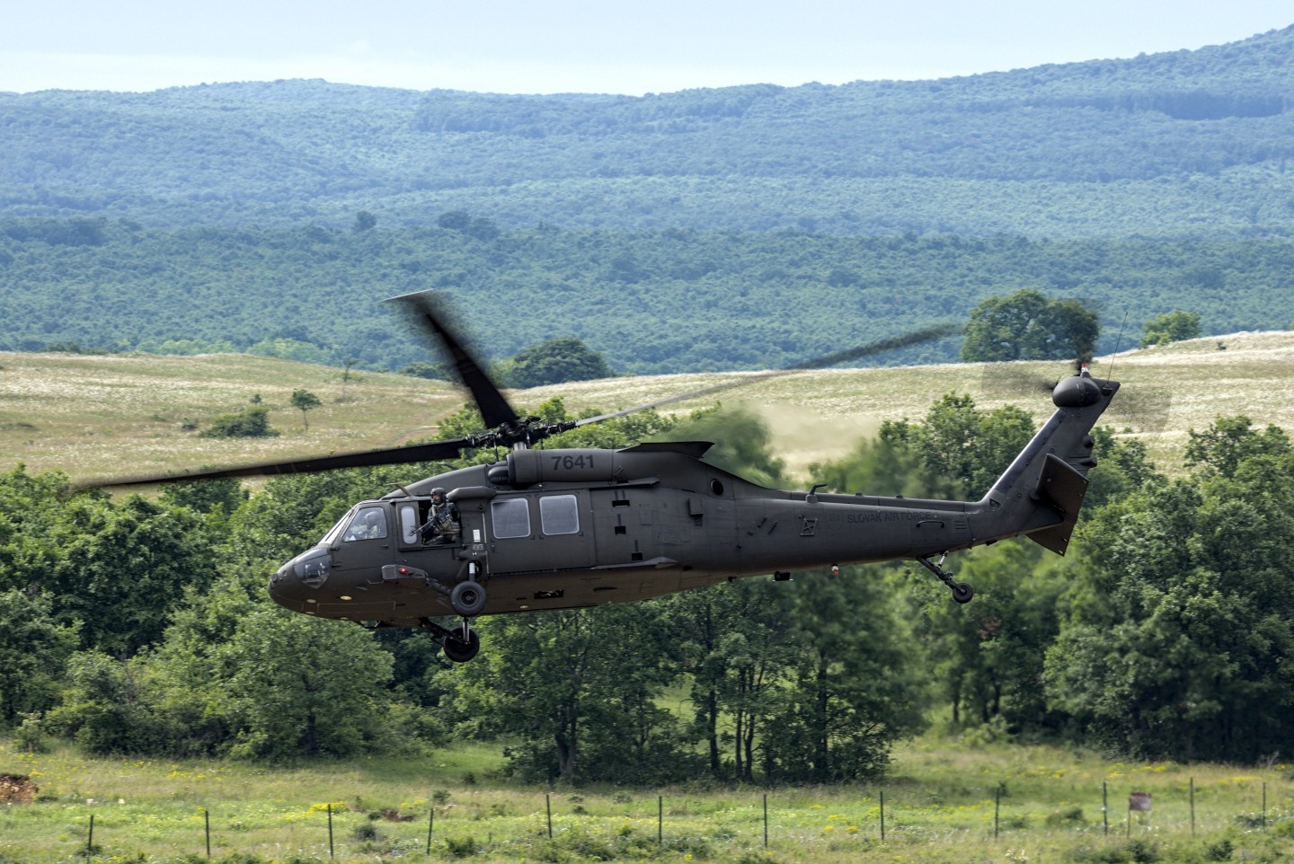 20250528 Slovenian Blackhawk helicopter at a gunnery range near Papa AB (HU) during the FireBlade exercise, with doorgunners at both sides after a recovry on the ground