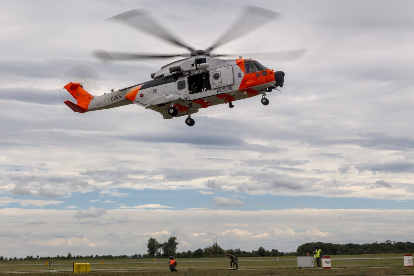 20250805 During the SARMEET 2025 at Kbely airbase in the Czech Republic this Norwegian  helicopter performed an obstacle test where the crew needed to work togehter