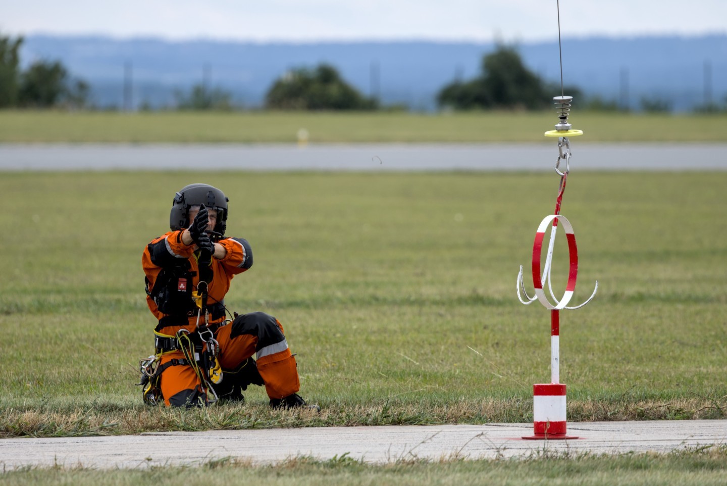 20250805 During the SARMEET 2025 at Kbely airbase in the Czech Republic this parajumper of the Czech Sokol helicopter guides the hoist operator to pick up the ring