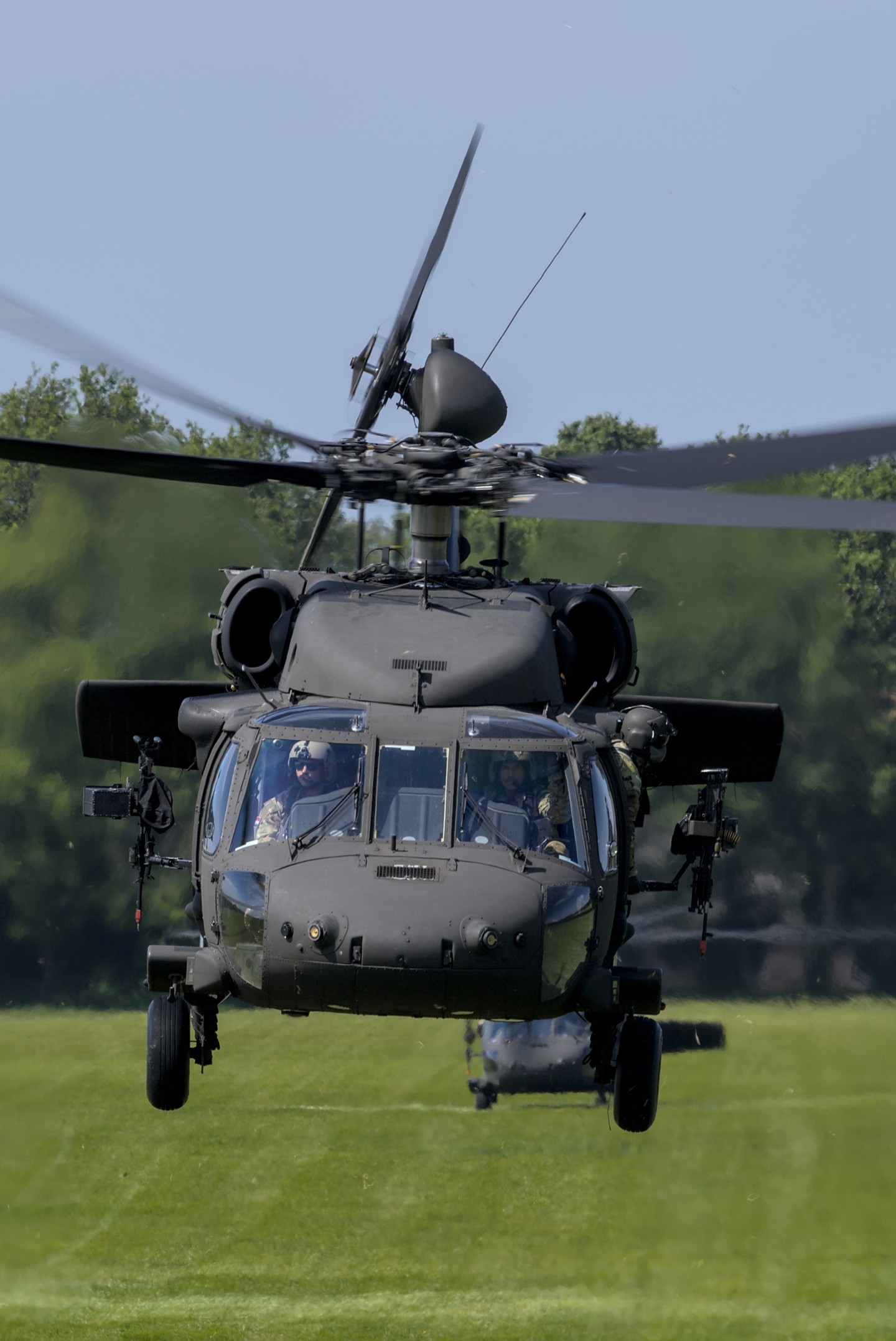 20250516 During the FalconSpring exercise in the Netherlands, the Dutch Chinooks received support from 12CAB Chinooks and Blackhawks to transport the Dutch Air Mobility soldiers along the country
