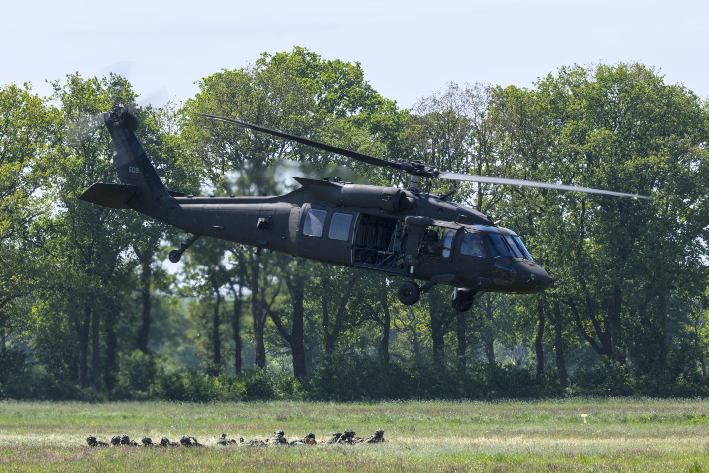 20250514 During the FalconSpring exercise in the Netherlands, the Dutch Chinooks were supported by US Army 12CAB Chinooks and Blackhawks to transport 11 AMB soldiers during the exercise