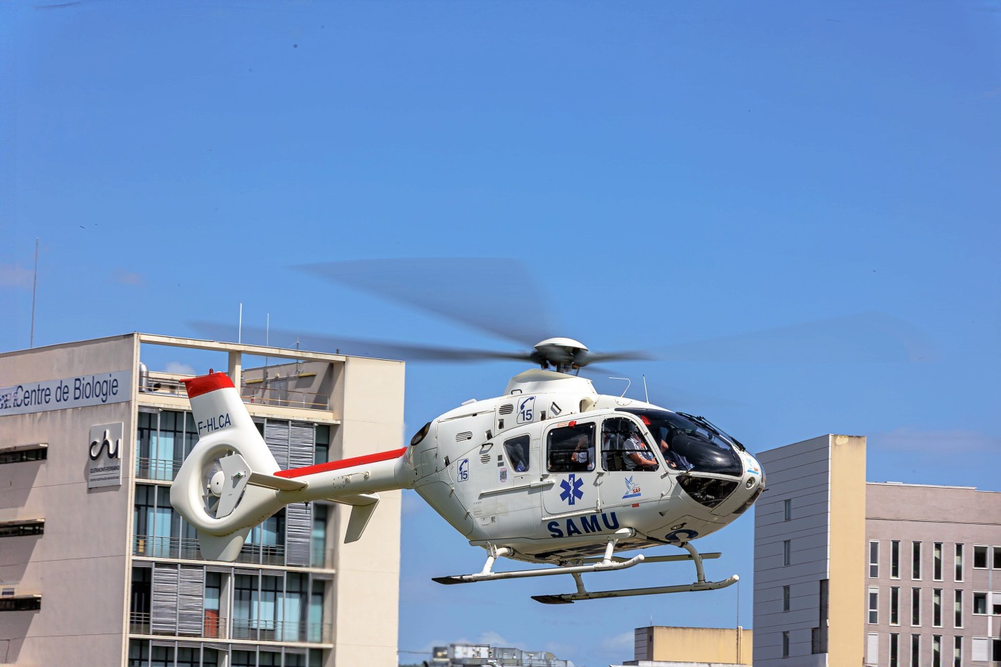 Hélicoptère Eurocopter CE-135T-2 F-HLCA /affectation Samu 15 Aurillac
sur la zone de l’héliport du CHU Gabriel-Montpied, à Clermont-Ferrand