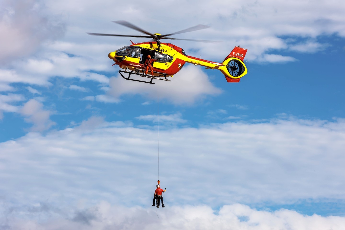 hélicoptère Airbus H 145 D3 F-ZBQQ / numéro de série 21330 / mode S- 3B7BA9 / d’Hélitreuillage des sauveteur
Opérateur Sécurité civile France , Affectation base Sécurité civile Nîmes Garons