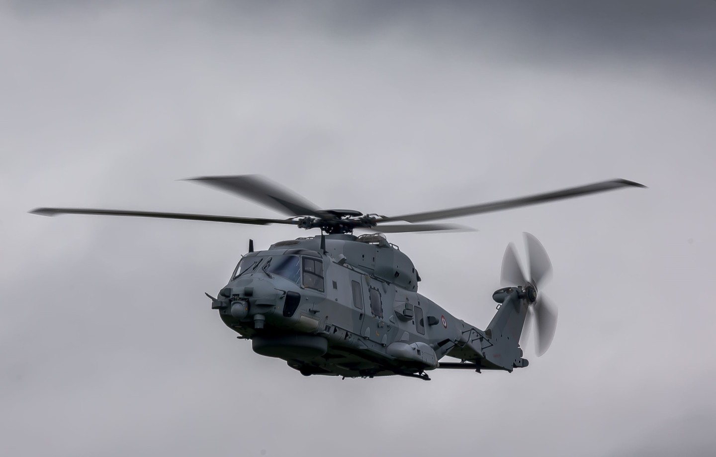 HÉLICOPTÈRE CAÏMAN NH90 Marine nationale en approche de la l’aéroport de Roanne
affectation flottille 33 - base a la BAN Landiveoc- Poulmic