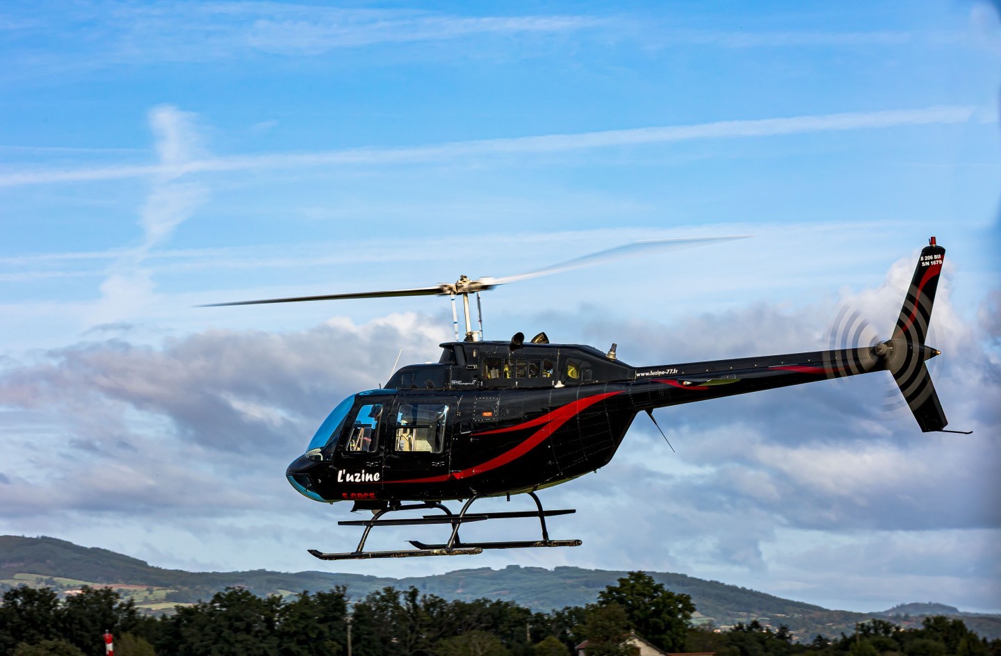 décollage de l’aéroport de Roanne Hélicoptère Bell 206-B2 F-GRCE