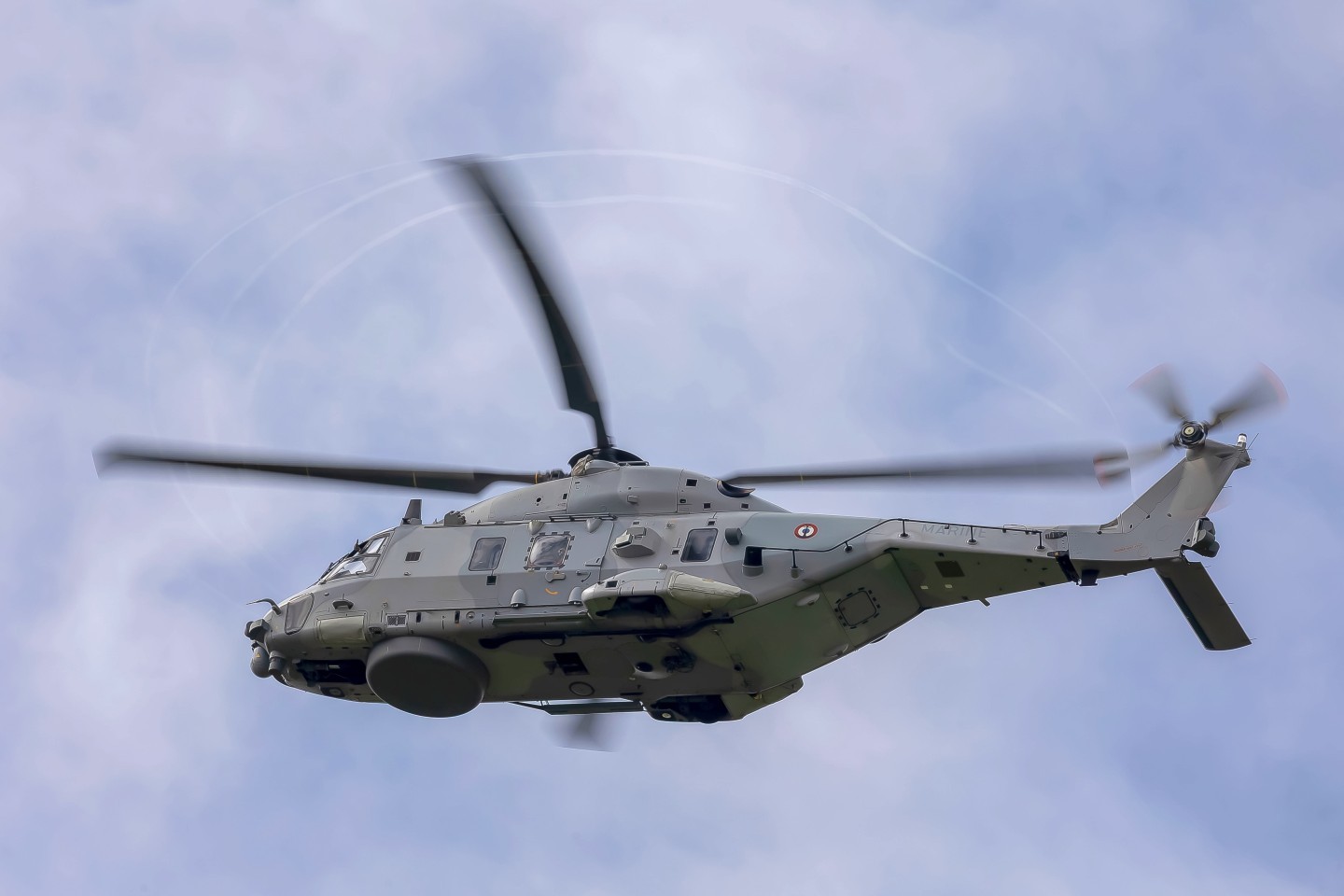 HÉLICOPTÈRE CAÏMAN NH90 Marine nationale en approche de la l’aéroport de Roanne
affectation flottille 33 - base a la BAN Landiveoc- Poulmic