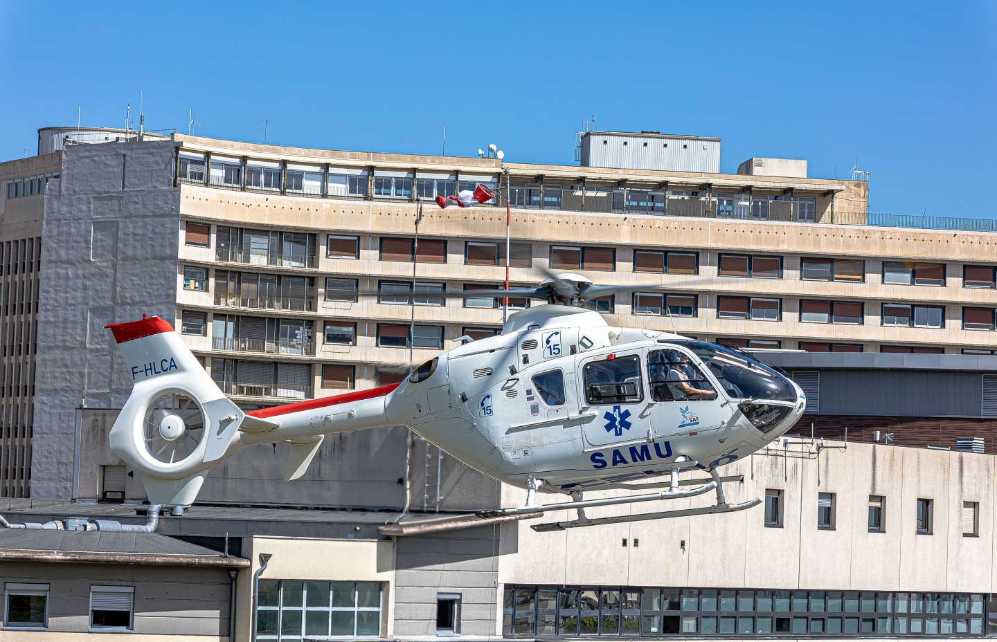 Hélicoptère Eurocopter CE-135T-2 F-HLCA /affectation Samu 15 Aurillac
sur la zone de l’héliport du CHU Gabriel-Montpied, à Clermont-Ferrand