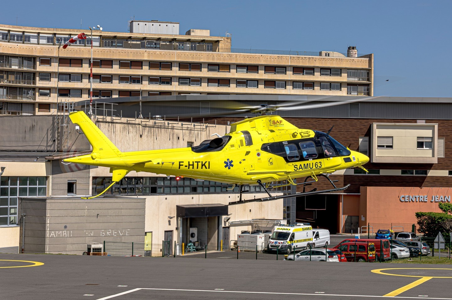 L’hélicoptère du Samu 63 Leonardo AW109 trekker F-HTKI
sur la zone de l’héliport du CHU Gabriel-Montpied, à Clermont-Ferrand