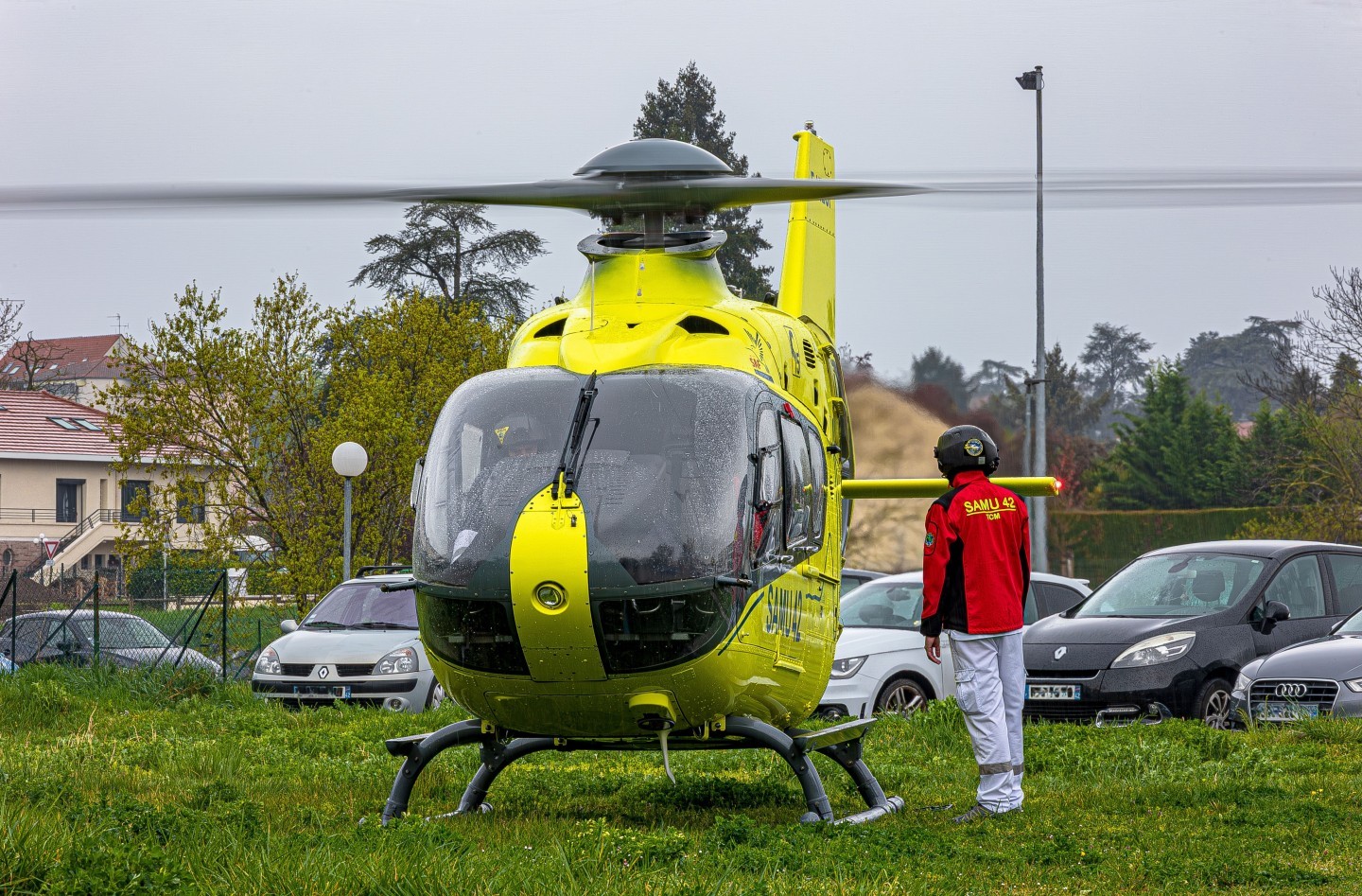 sous pluie battante mise en route des biturbine Turboméca sous la surveillance du TCM

Hélicoptère H135 T3H / F-HLCi / hélicoptère du Samu 42
Thank you Team Helismur 42 - Helisa