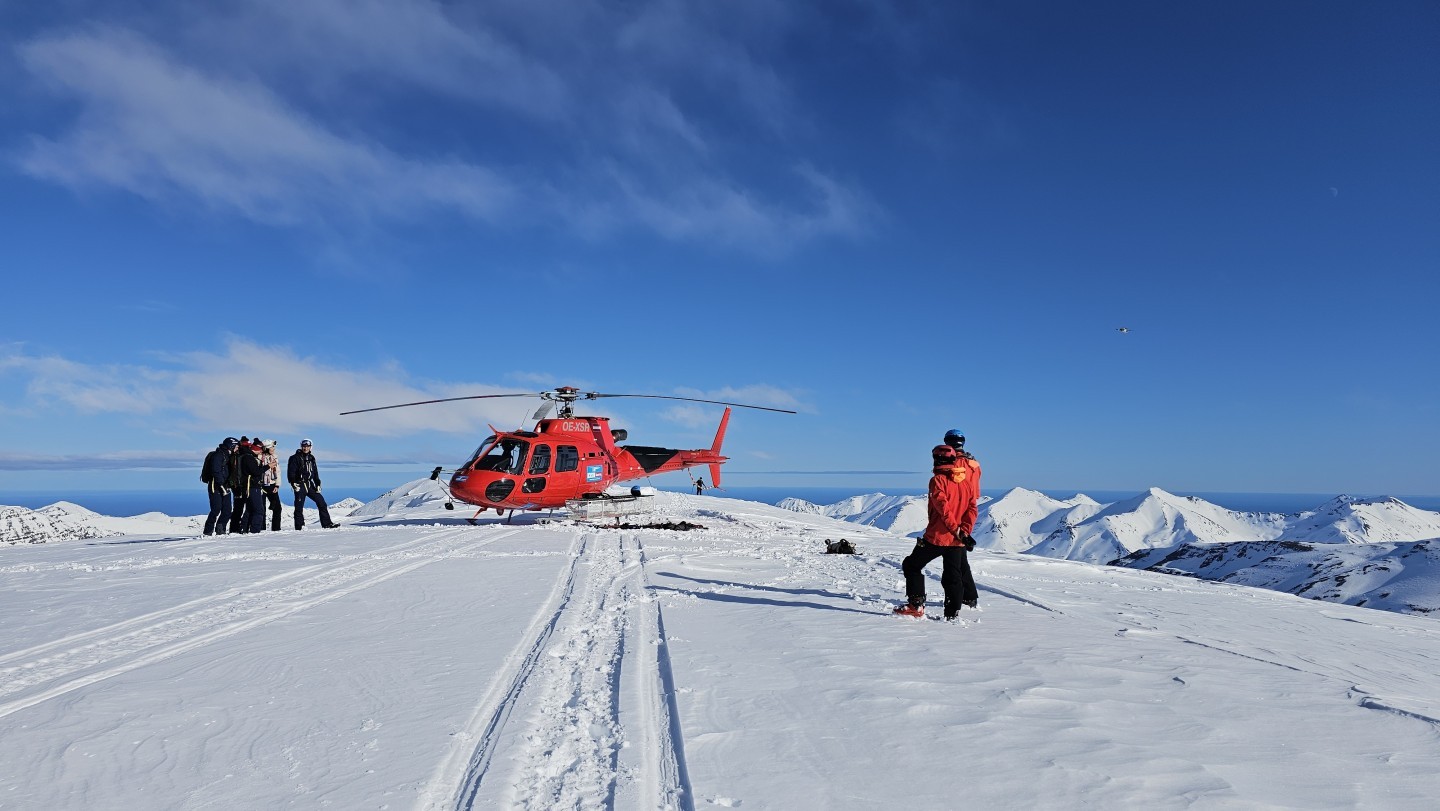 Throwback to April 2025 heliskiing at the stunning Troll Peninsula with Arctic heliskiing Heliskiing is hands down my favorite part of being a helicopter pilot—amazing people, epic adventures, and breathtaking view