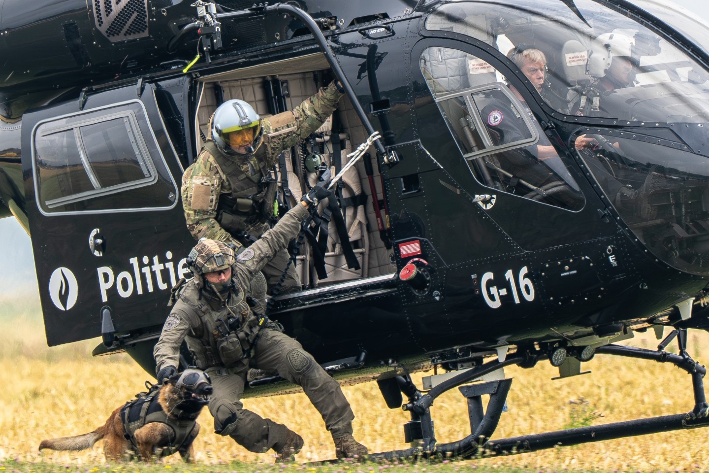 Belgian Federal Police
McDonnel Douglas MD902 Explorer
RAGO Heli
with special Forces of federal Police : DSU Group Diane