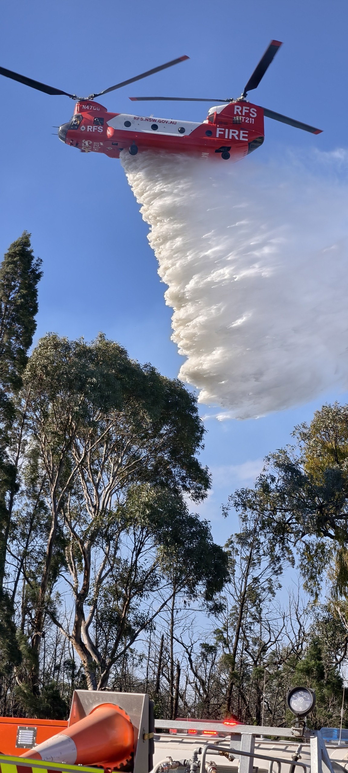 Garlings Trail Fire, RFS Chinook.

Part of the Hornsby Karingai Stike Team deployment.

Was a busy day with fire exploding out of national park and spotting into adjacent grasslands.