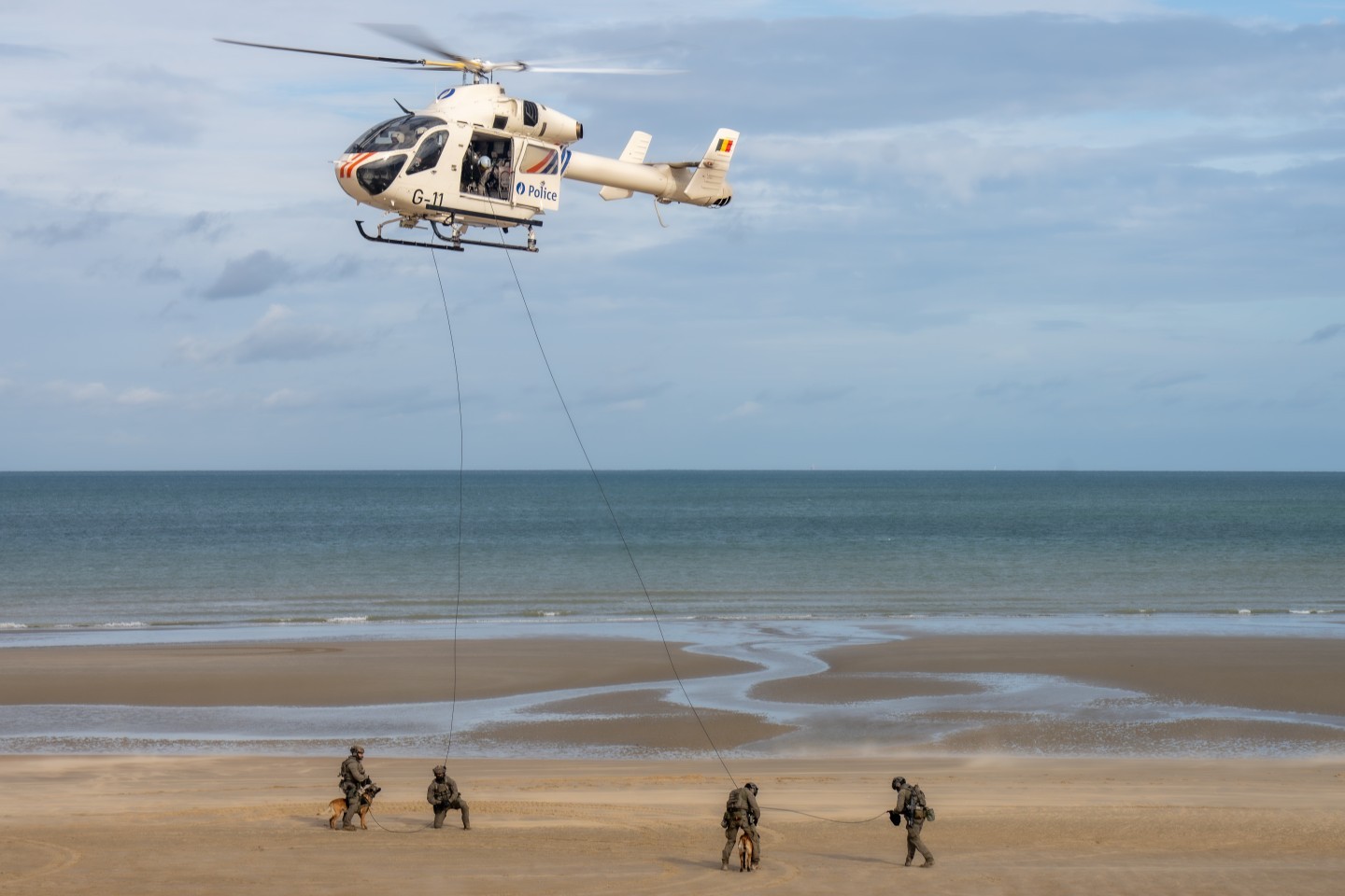 Belgian Federal Police
McDonnel Douglas MD902 Explorer
RAGO Heli
with special Forces of federal Police : DSU Group Diane