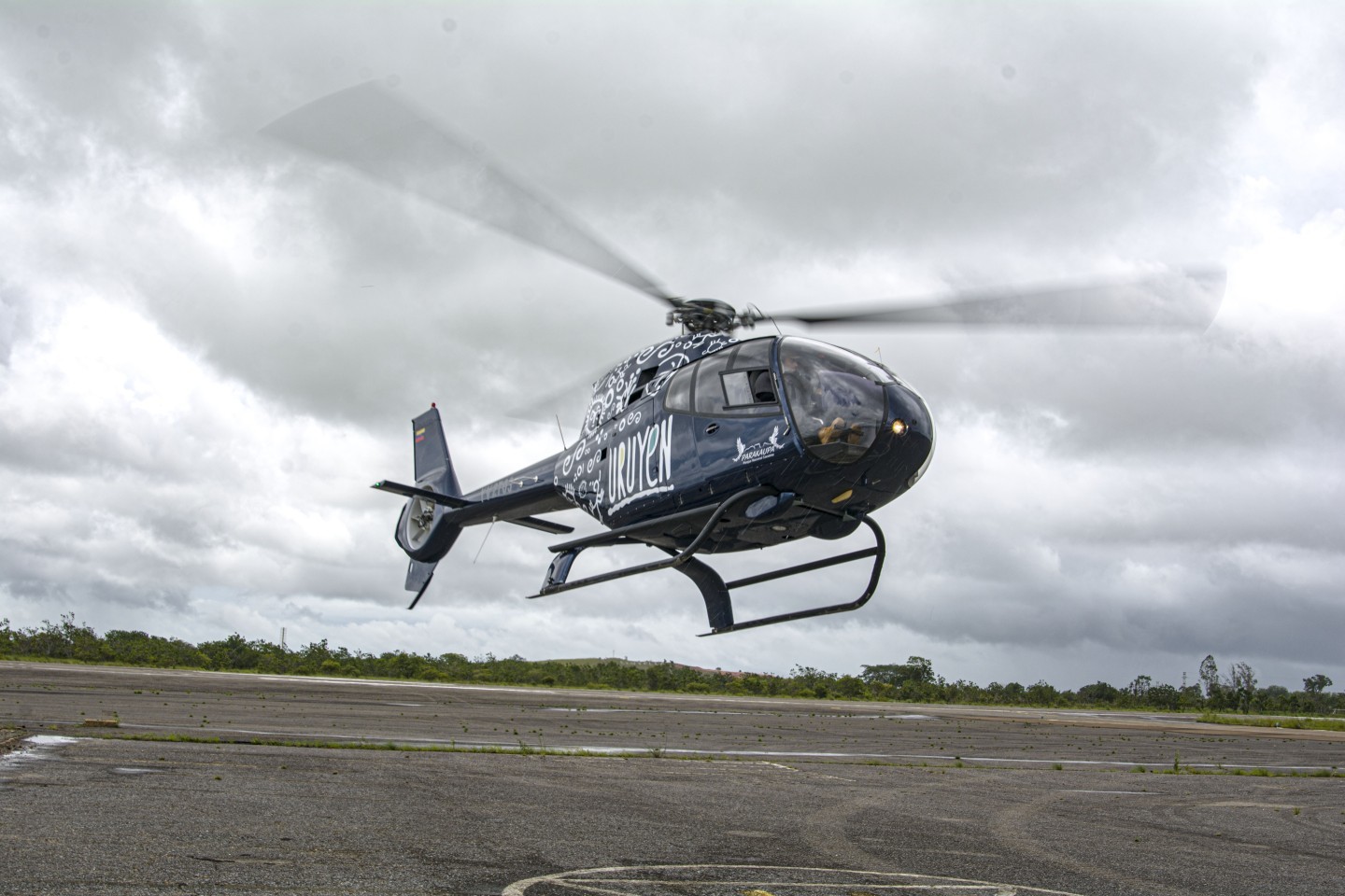 helicóptero que hace vuelos de turismo en la zona de bolívar específicamente en el parque Nacional Canaima donde la principal belleza y atractivo del vuelo es el Salto Ángel