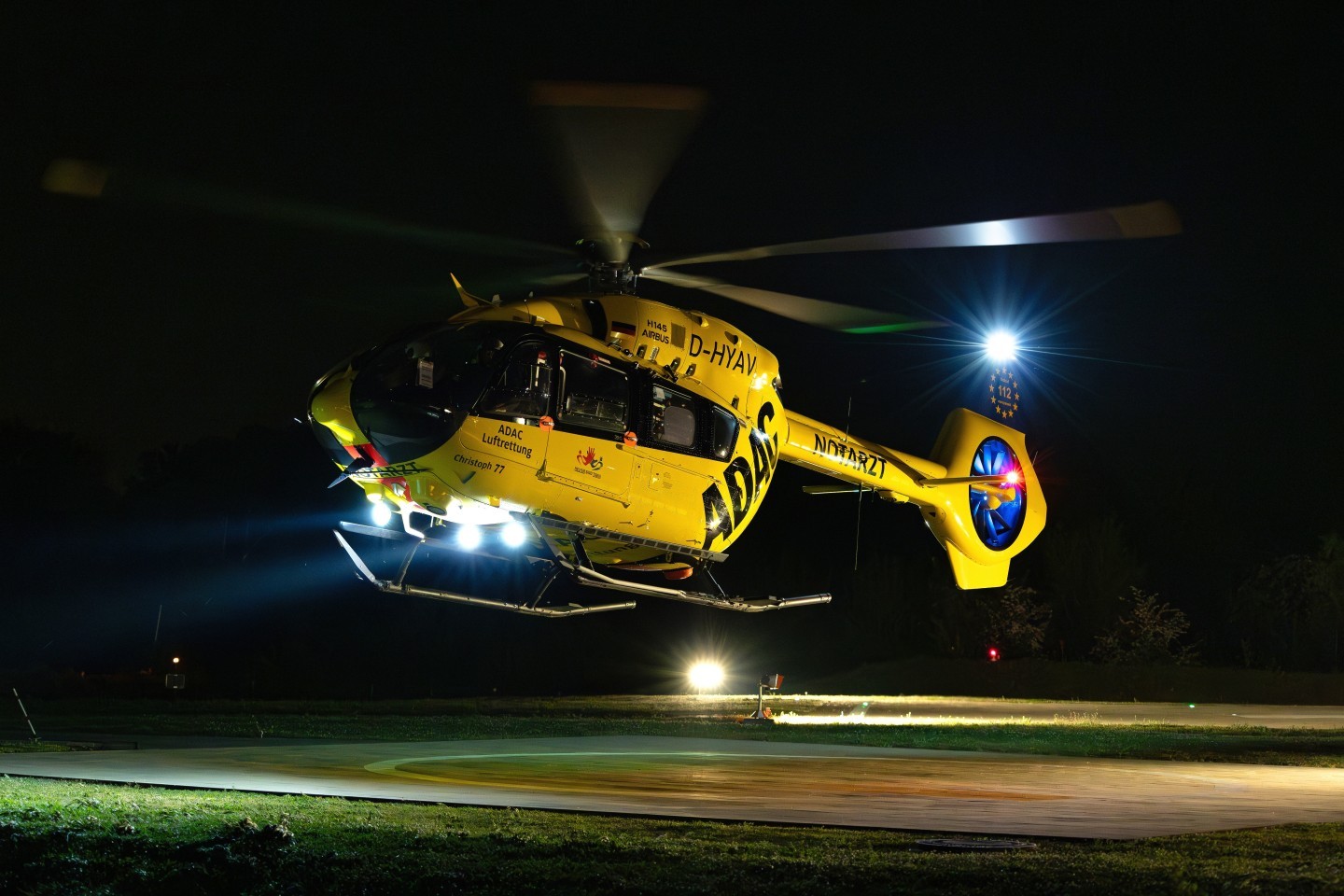 After transporting a patient, the rescue helicopter Christoph 77 from Mainz starts with there new H145D3 in the night at the Uniklinik Heidelberg in April this Year.