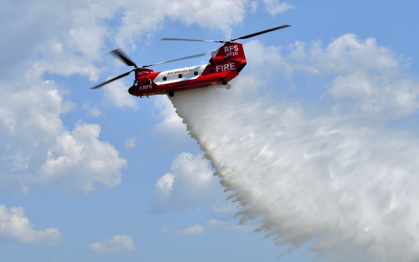 At RAAF Richmond Airshow 2025, CH-47D of NSW RFS demonstrated aerial fire fighting.
He is one of the survived CH-47A which was modified to D-model.