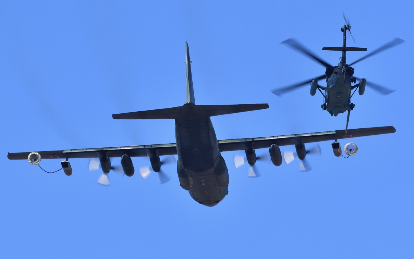 UH-60J and KC-130H of JASDF were demonstrating aerial refueling at Komaki airbase open house.
The aerial refueling probe of Blackhawk was extended.
