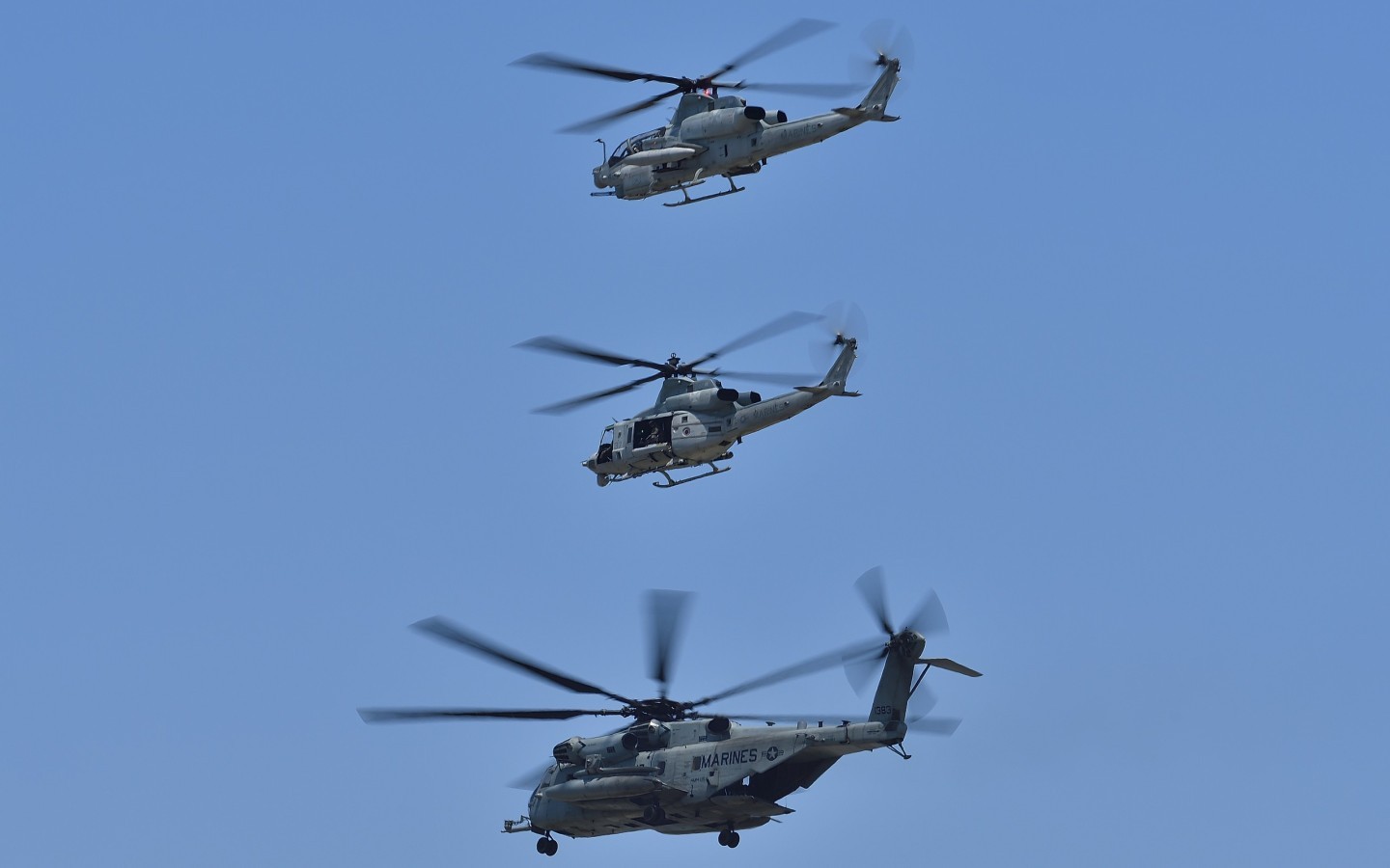 Marines helos, AH-1Z, UH-1Y and CH-53E made a formation in Iwakuni Friend Ship Day 2025.
They demonstrated CAS and heliborne operation.