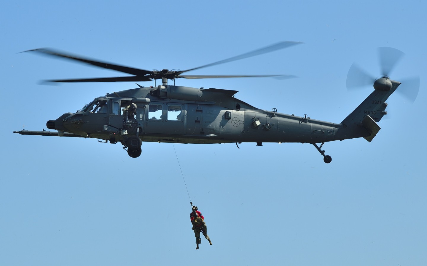 HH-60W of 33rd RQS demonstrated hoisting in Kadena America Fest 2025.
The squadron converted from Golf-model to Whiskey-model, and it was the first display after the conversion.