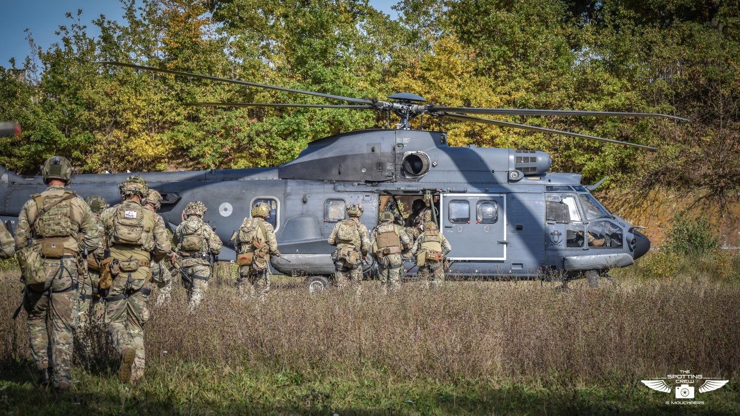 Royal Netherlands Air Force ( 300sqn ) Eurocopter AS 532U2 Cougar S-441 takes several members of 3 Para on board after a successful exercise at the citadel of Diest