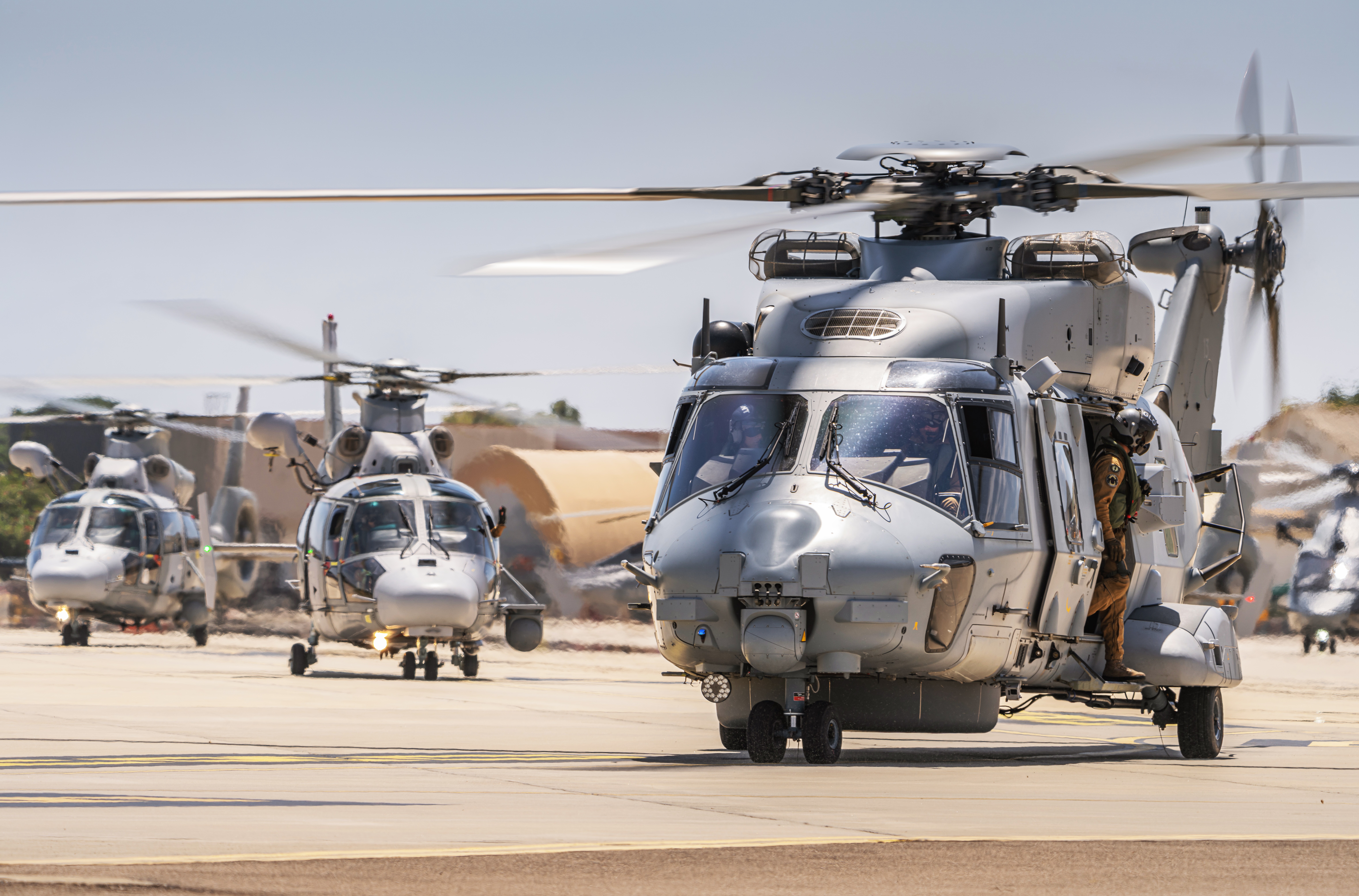 Departure of two Panther helicopters and an NH90 from Hyères Naval Air Base.
Air show celebrating the 100th anniversary of the naval air base.
