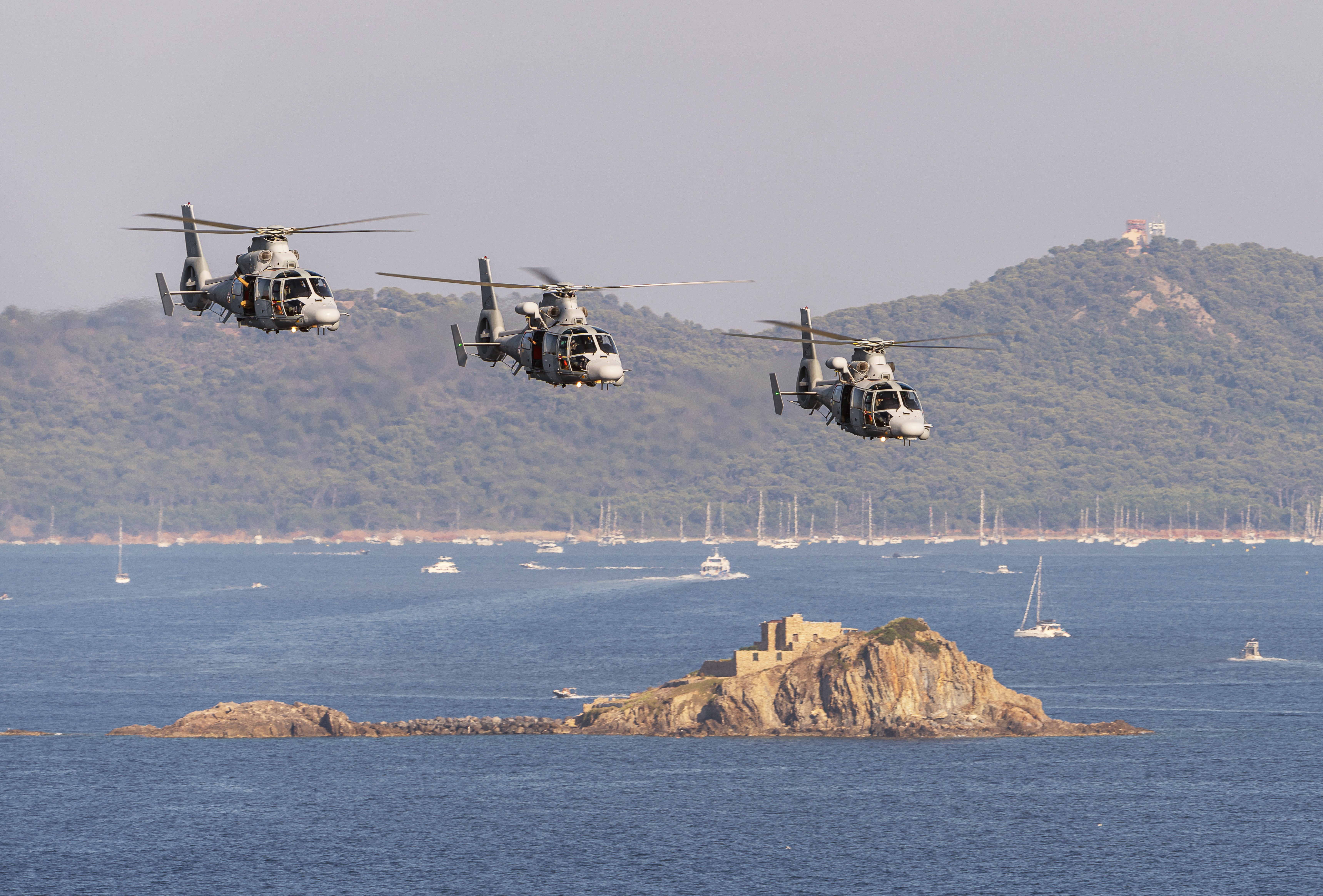 Training for the aerial demonstration by three Panther (french navy) before the Toulon air show