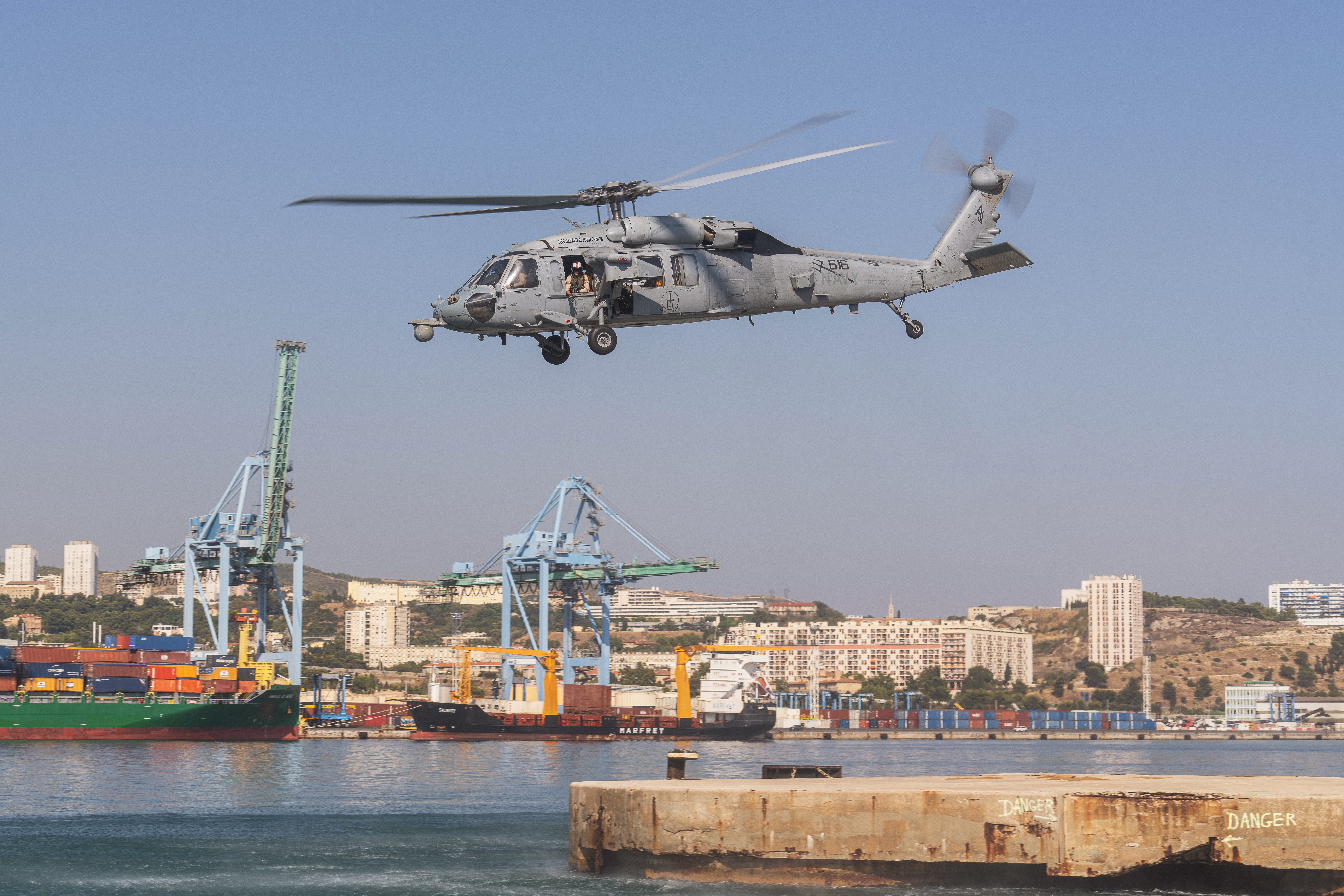 A Seahawk helicopter took off from the aircraft carrier Gerald R. Ford in the port of Marseille, after dropping off the pilot from the port.