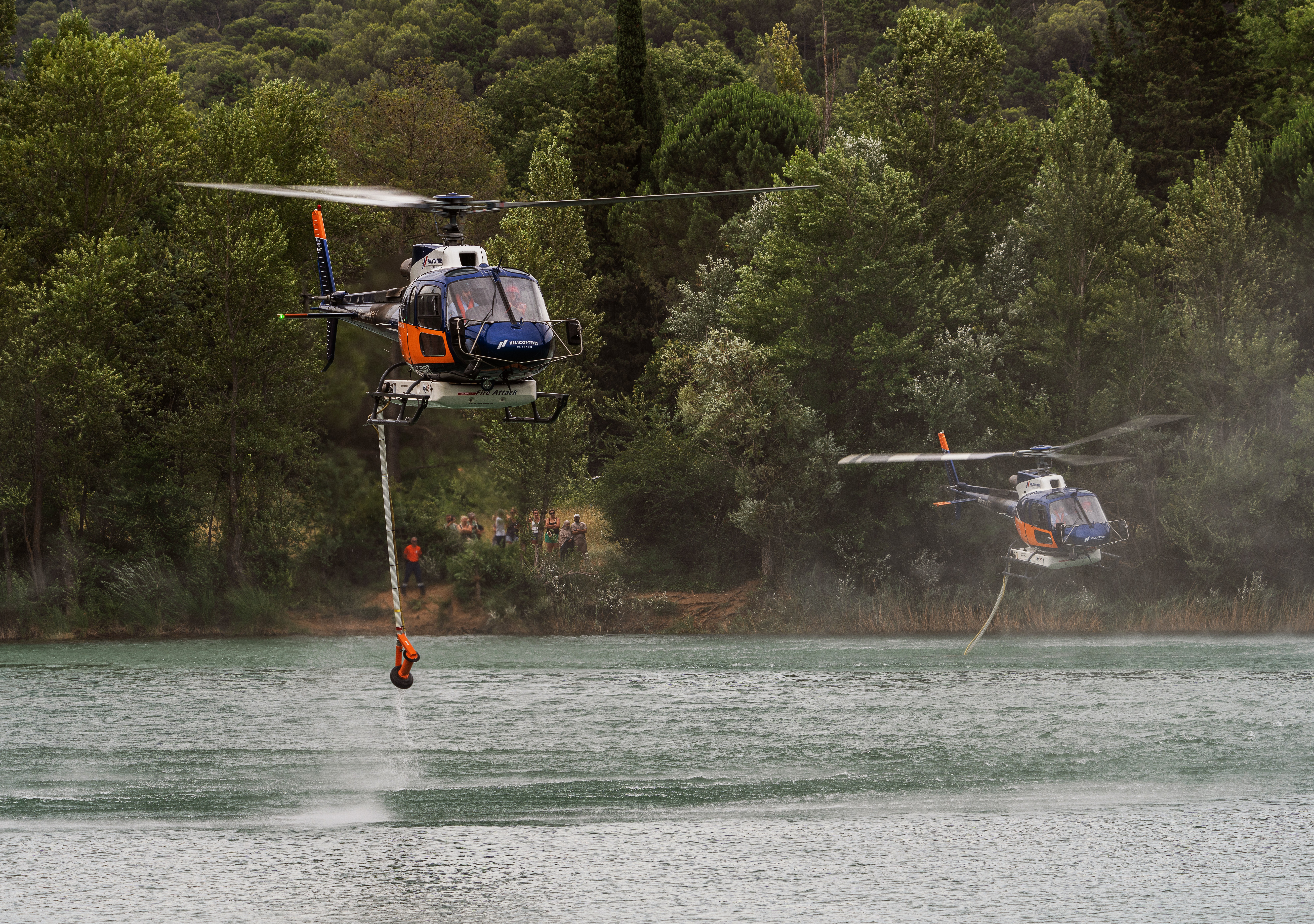 Two Ecureuil helicopters are pumping water.
For the fire in Brignoles, in the Var department, France.