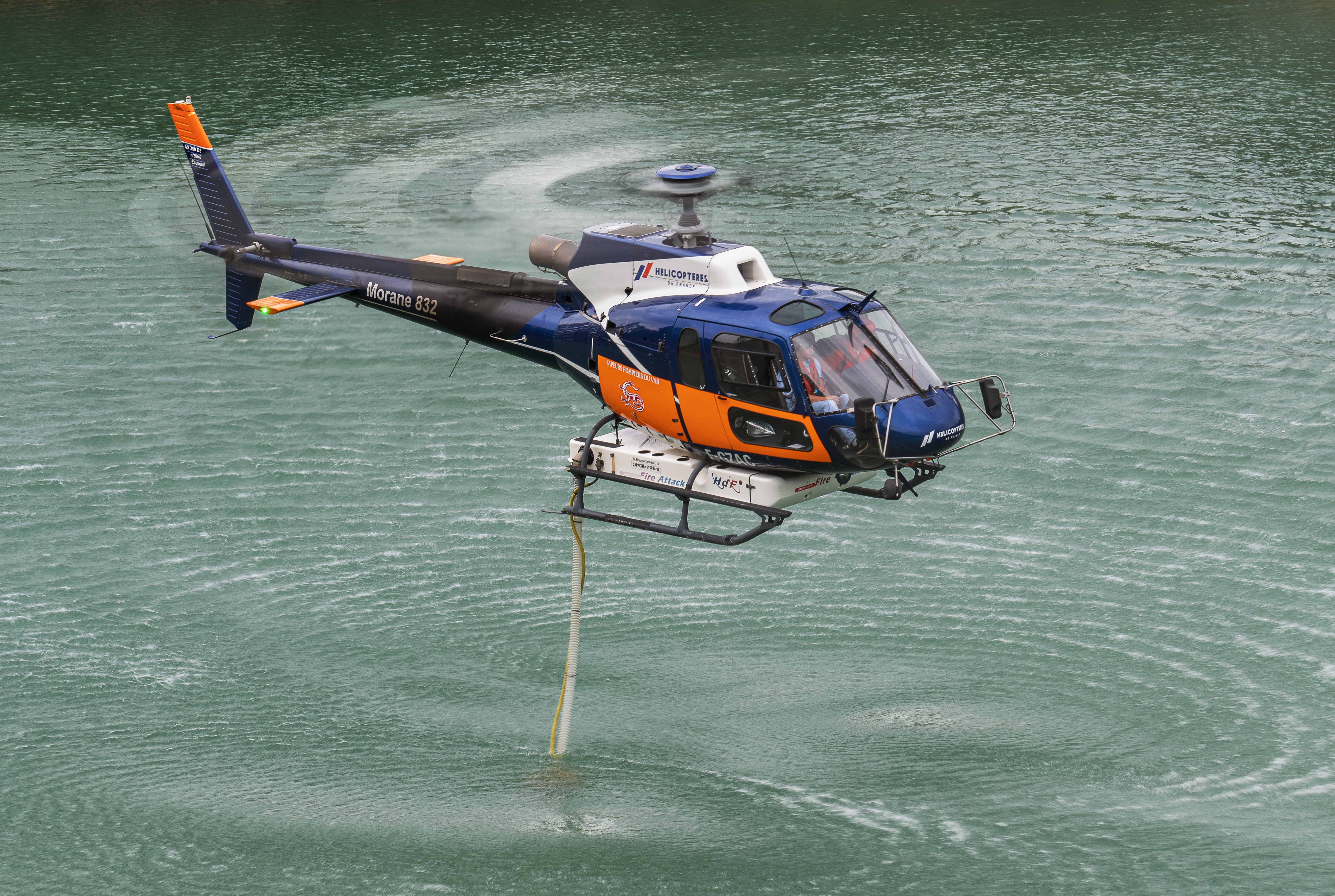 An Écureuil helicopter is pumping water.
For the fire in Brignoles, Var, France.