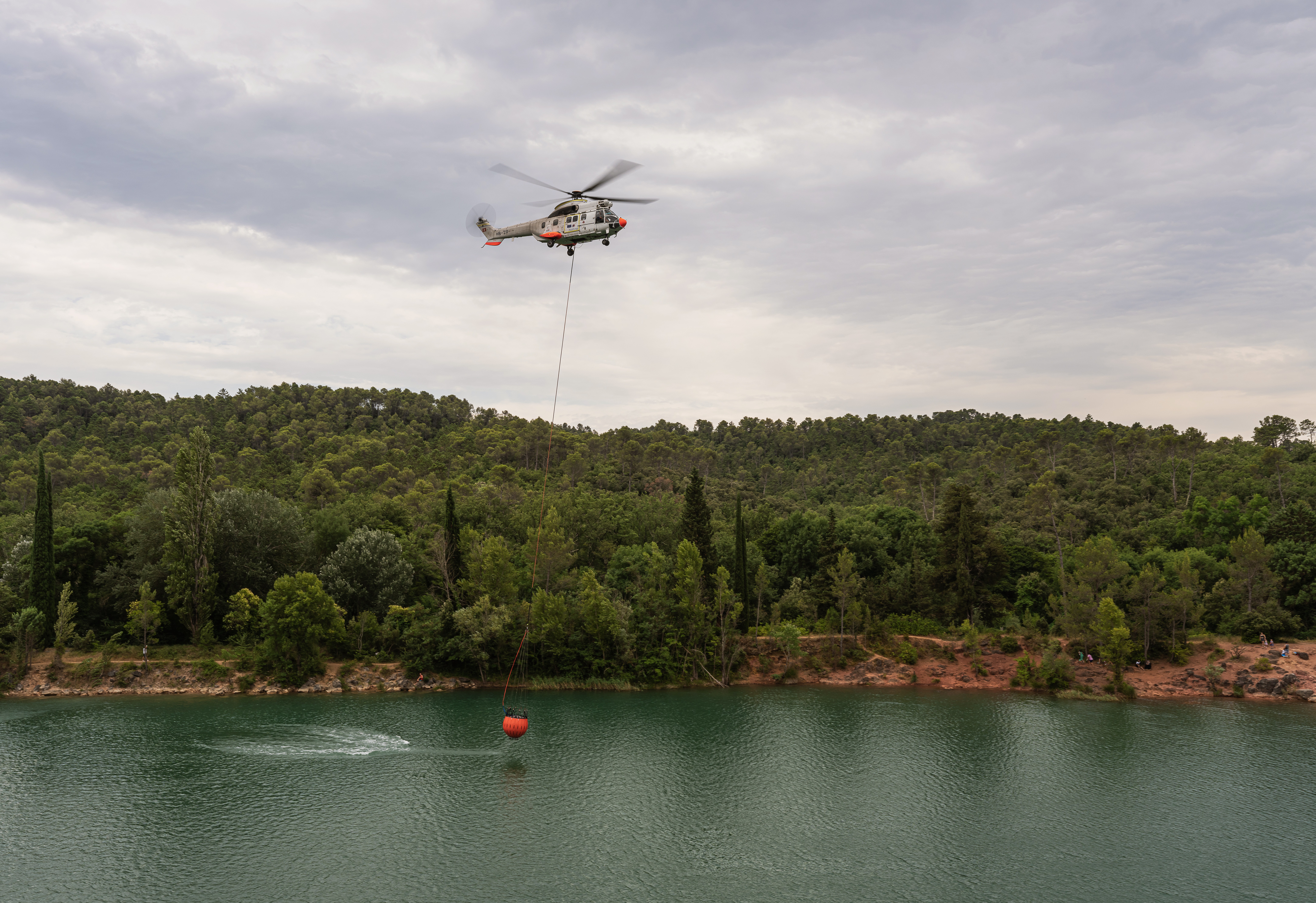 An Super Puma helicopter is pumping water.
For the fire in Brignoles, Var, France.