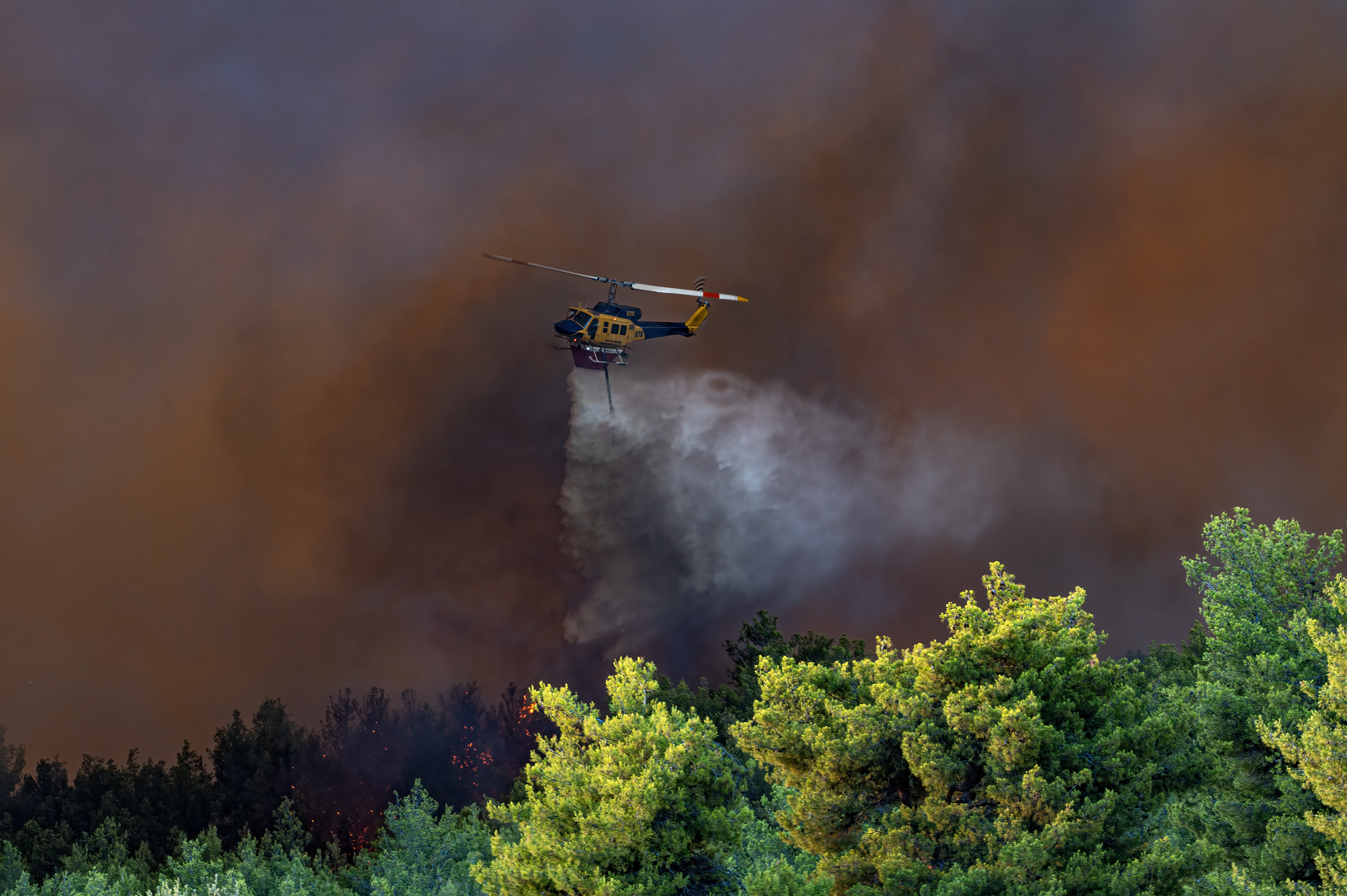McDERMOTT AVIATION BELL 214B-1 ON A BIG FOREST FIRE WITH HEAVY SMOKE BECAUSE PINES IS TOO FLAMABLE ΑND ΤΗΑΤ IS A VERY BIG PROBLEM