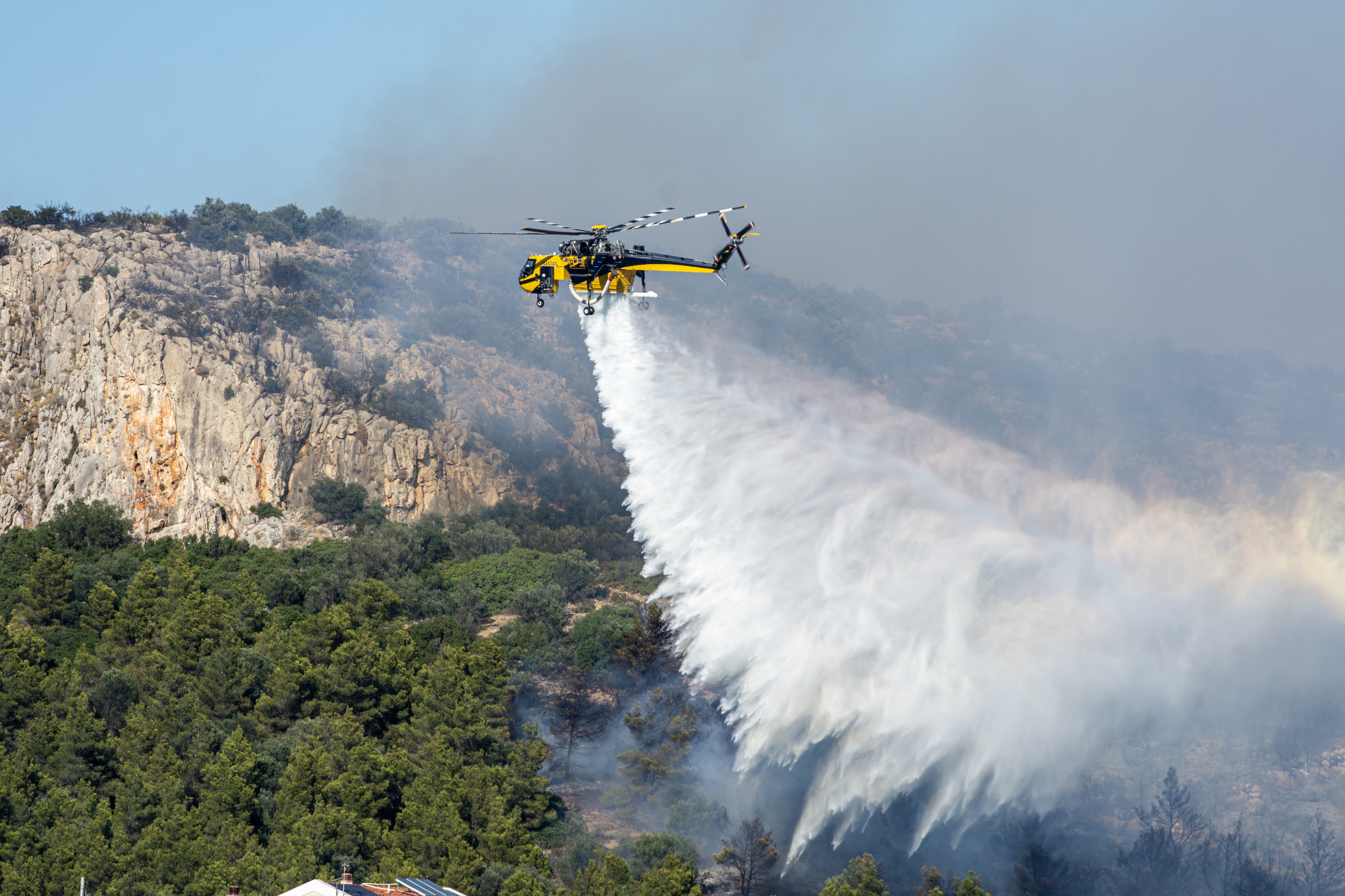 Helicopter Express S64 N243AC "Marty" on the duty protecting houses that are in danger due to a fire that was caused by a faulty machinery.This is so bad...