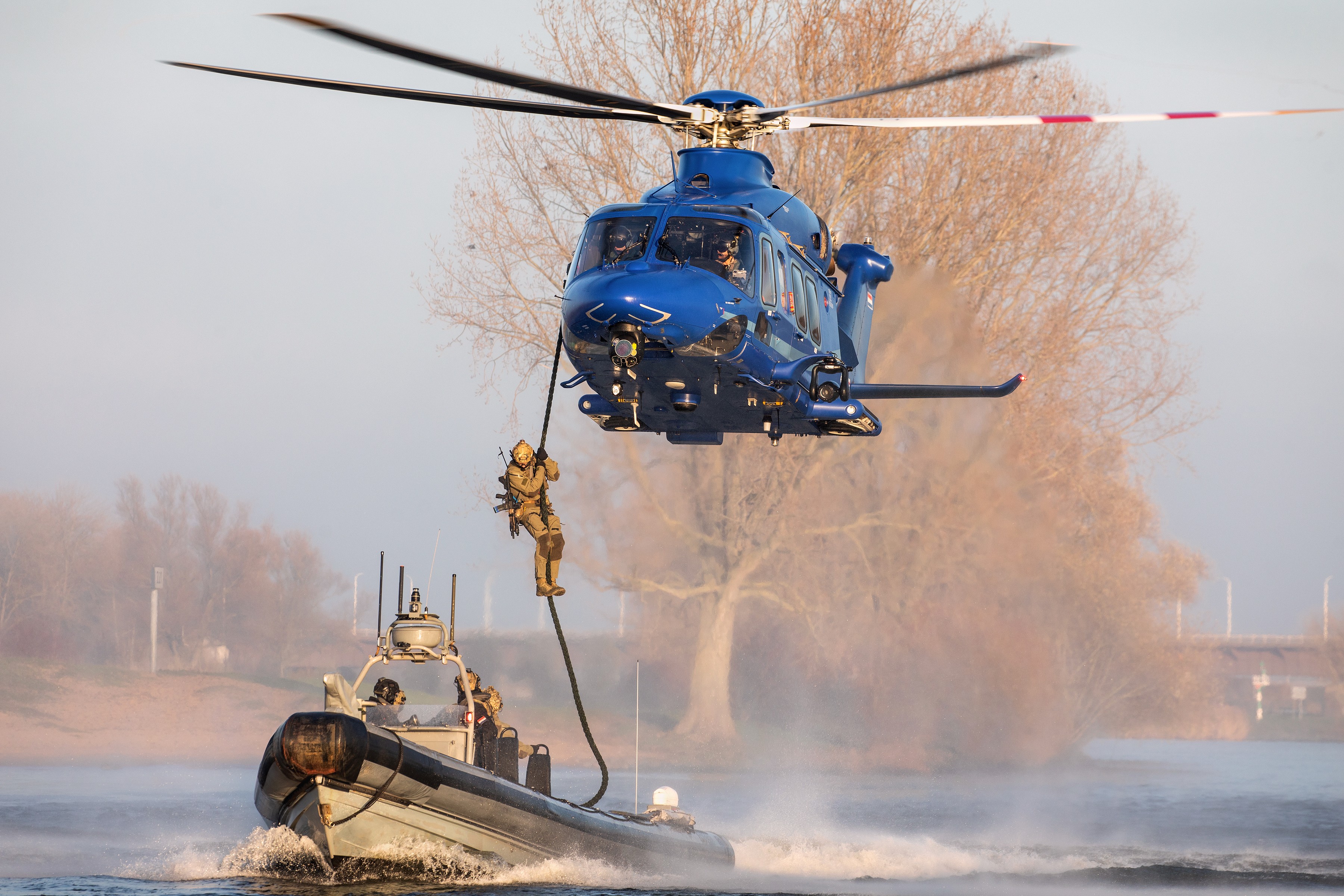 Dutch police working with SOF boats during exercise with Danish Fennecs. During this exercise troops did fastroping from the helicopter into the boats, with low or high speeds.