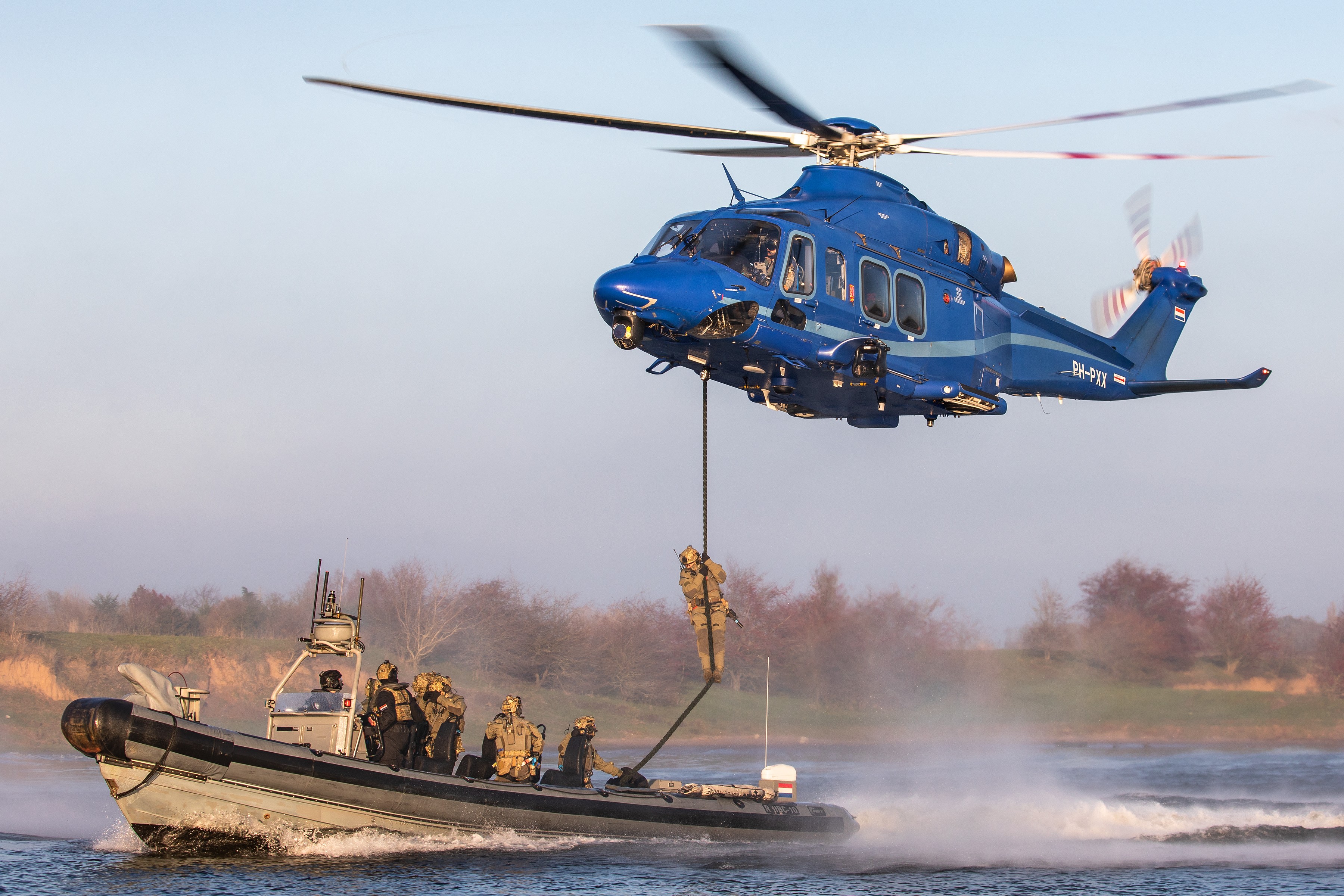 Dutch police working with SOF boats during exercise with Danish Fennecs. During this exercise troops did fastroping from the helicopter into the boats, with low or high speeds.