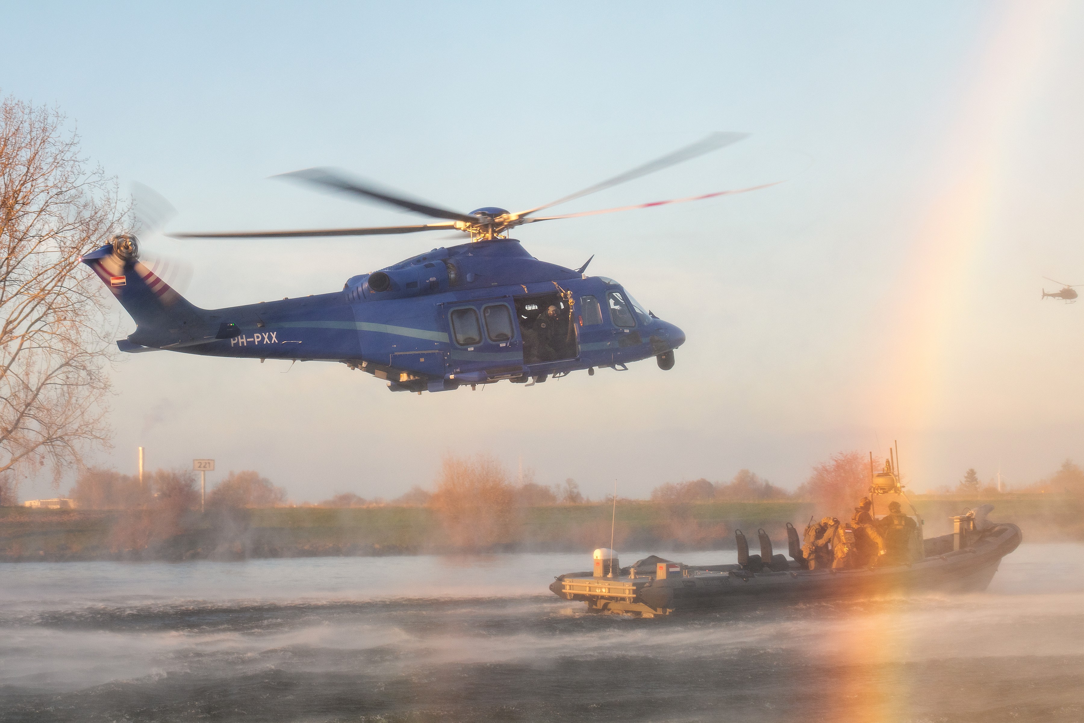 Dutch police working with SOF boats during exercise with Danish Fennecs. During this exercise troops did fastroping from the helicopter into the boats, with low or high speeds.
