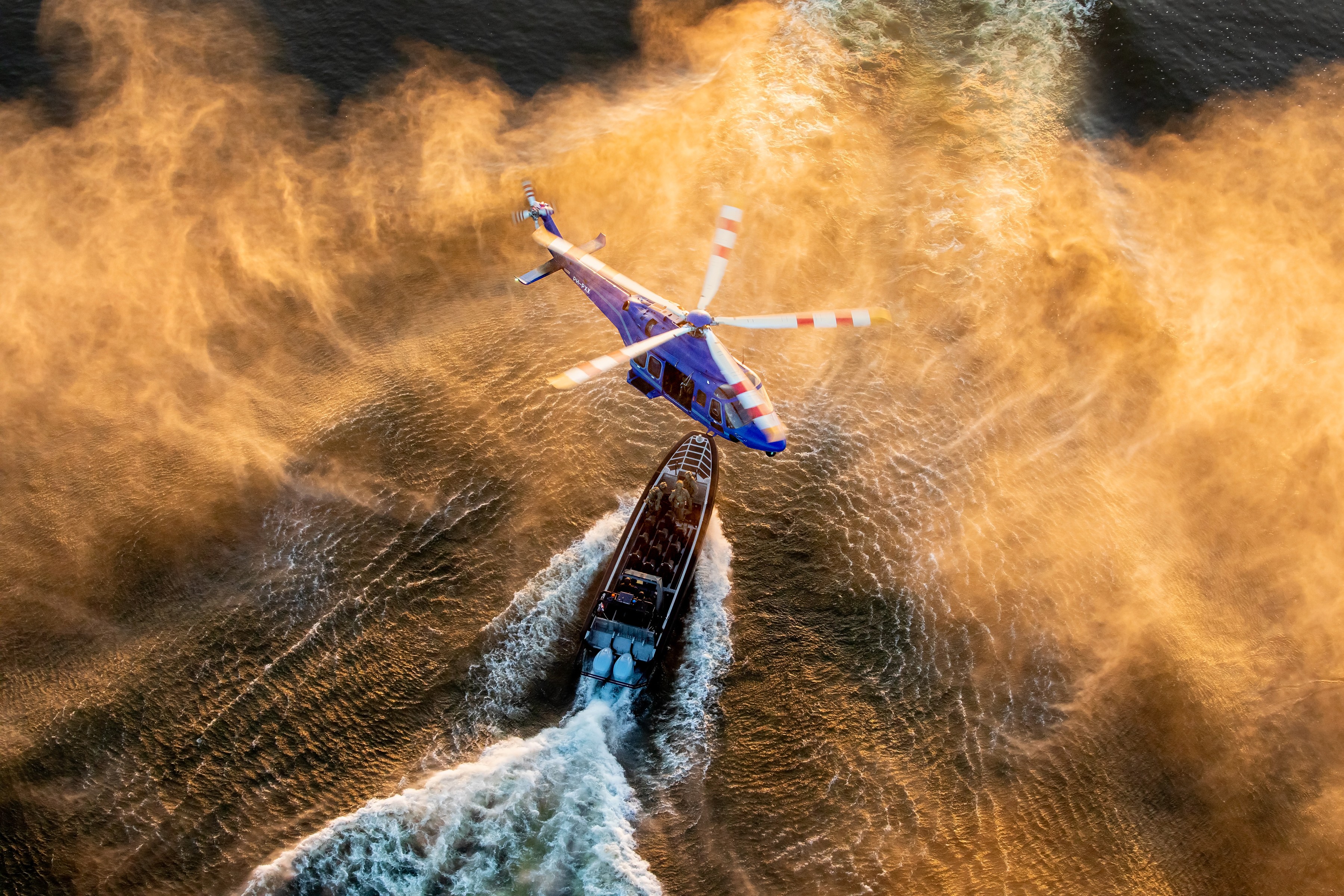 Dutch police working with SOF boats during exercise with Danish Fennecs. During this exercise troops did fastroping from the helicopter into the boats, with low or high speeds.