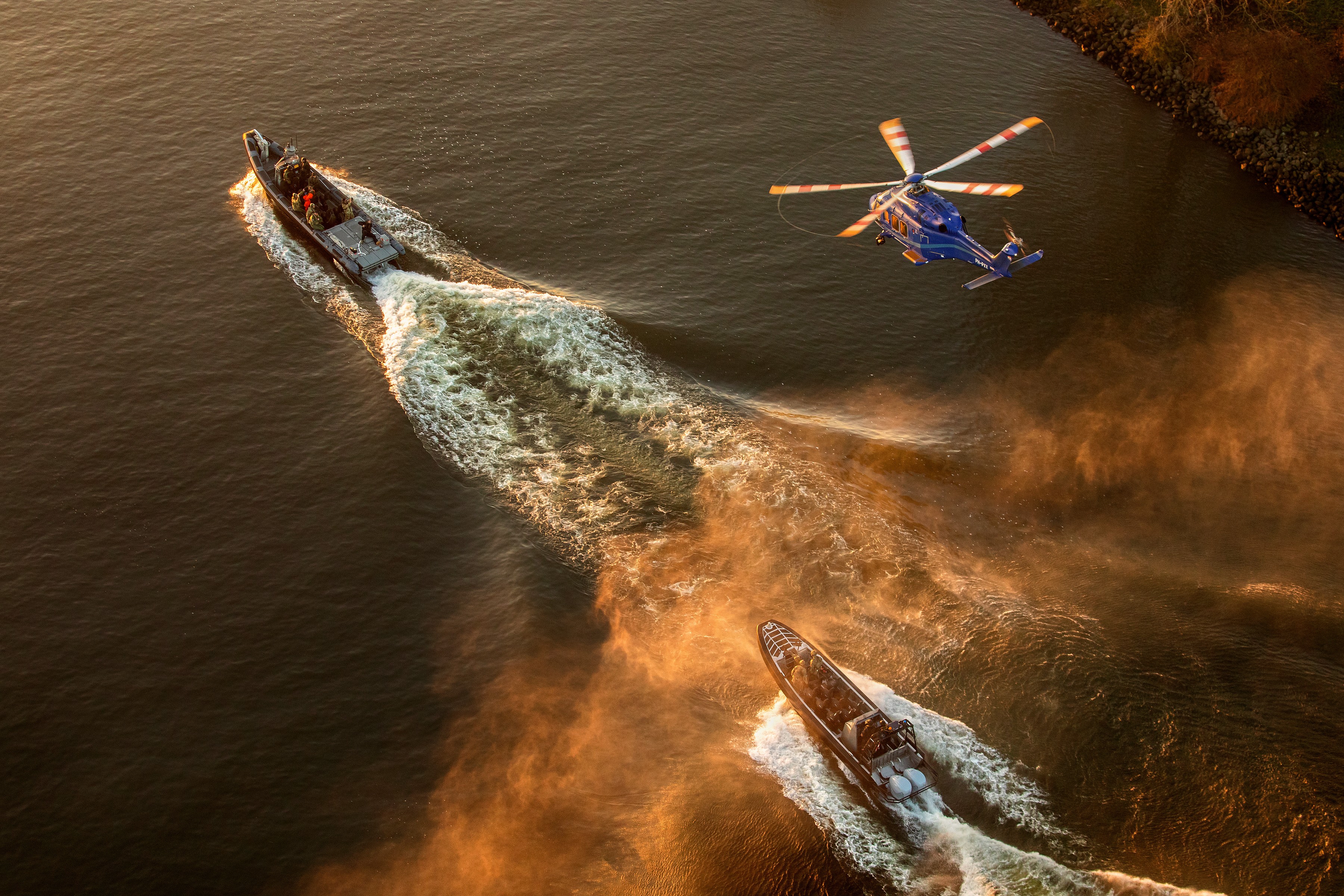 Dutch police working with SOF boats during exercise with Danish Fennecs. During this exercise troops did fastroping from the helicopter into the boats, with low or high speeds.