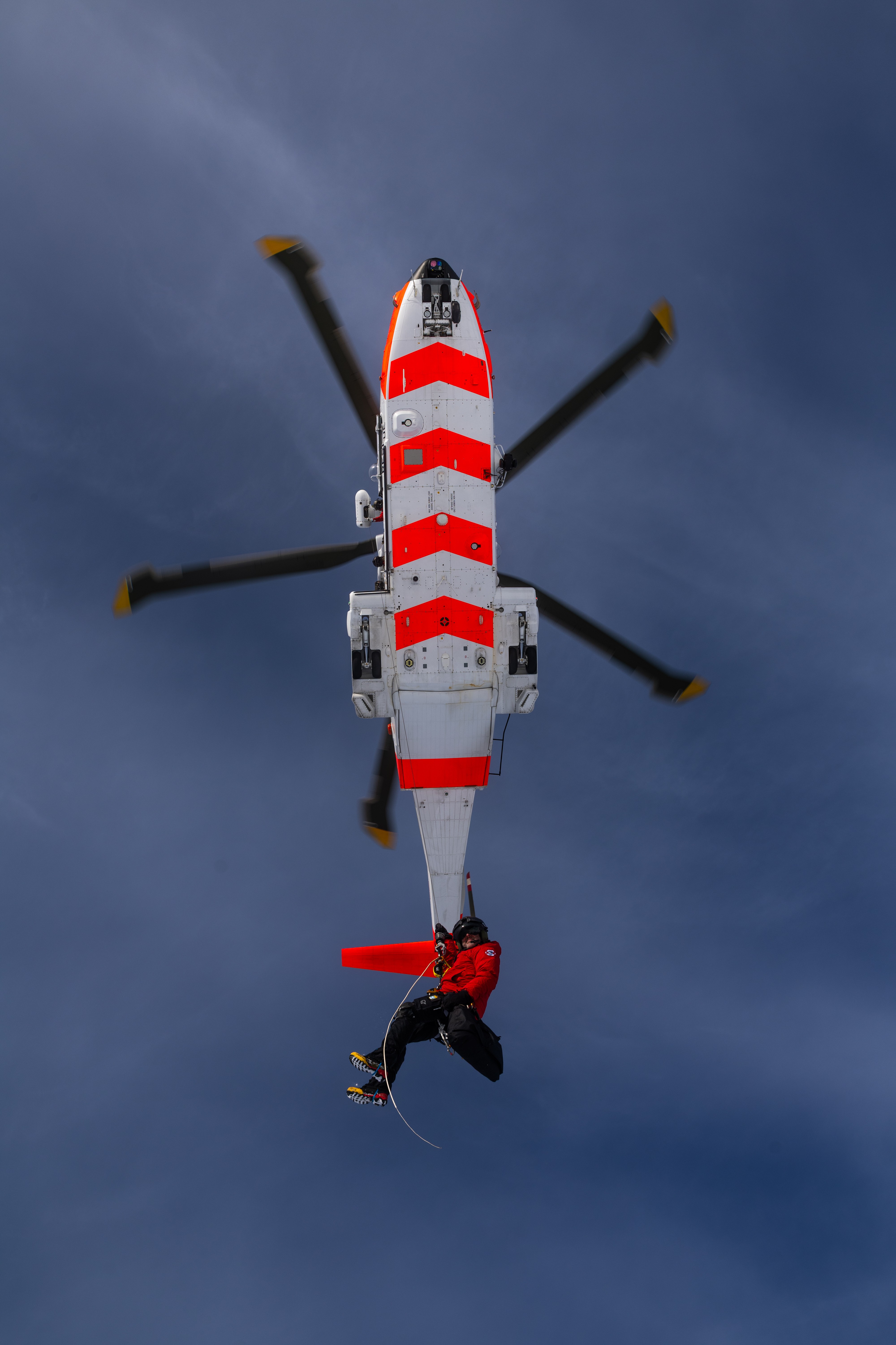 The Doctor on the way up to the helikopter